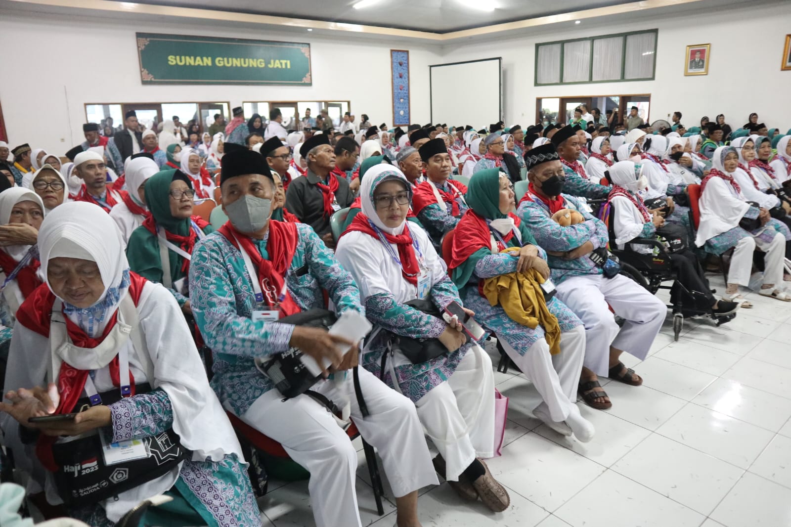 Rabu Pagi, 352 Jamaah Haji Kota Cirebon Diterbangkan ke Tanah Suci dari Bandara Kertajati Majalengka