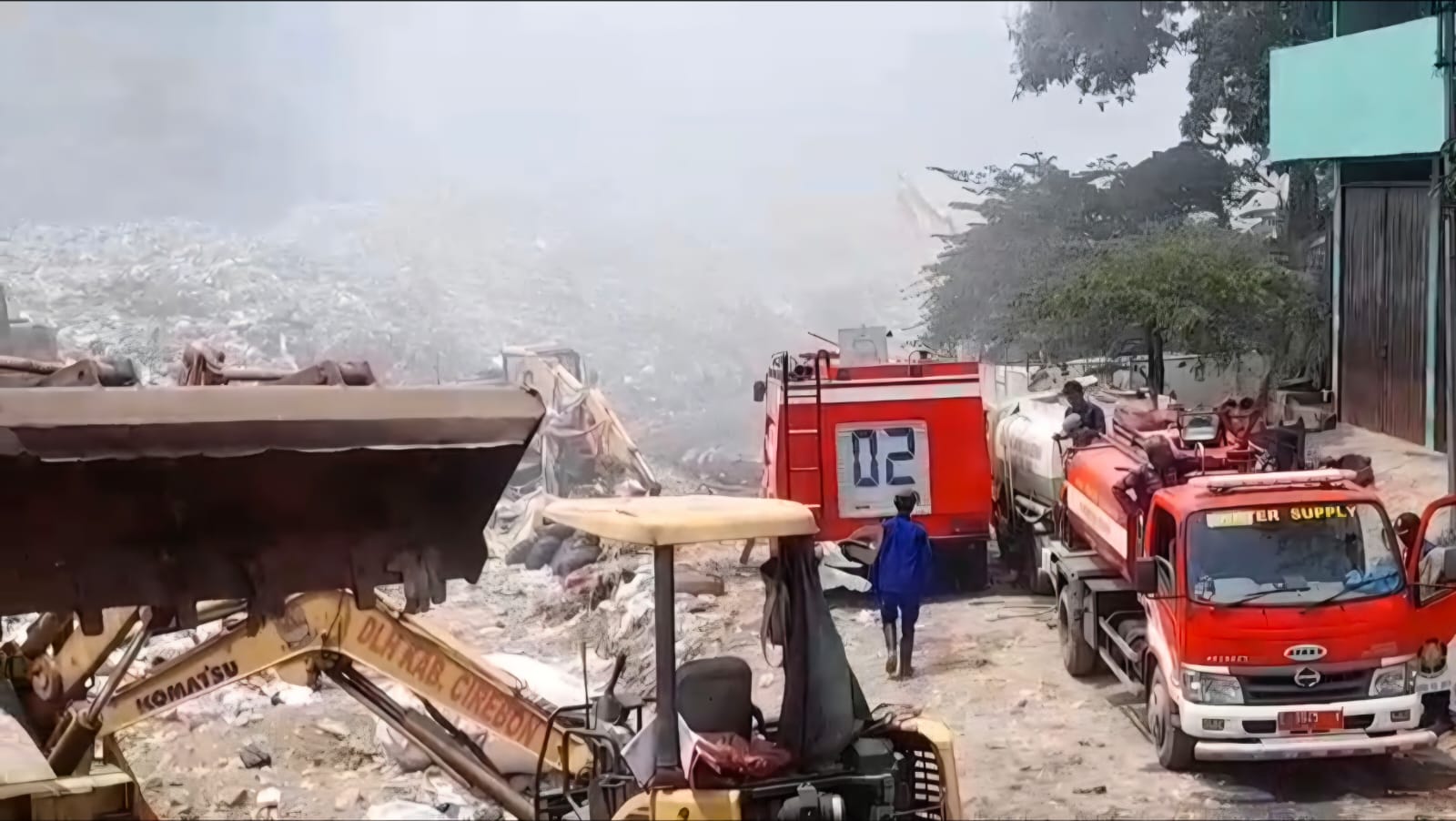 TPAS Gunung Santri Terbakar, Damkar Kerahkan Seluruh Armada