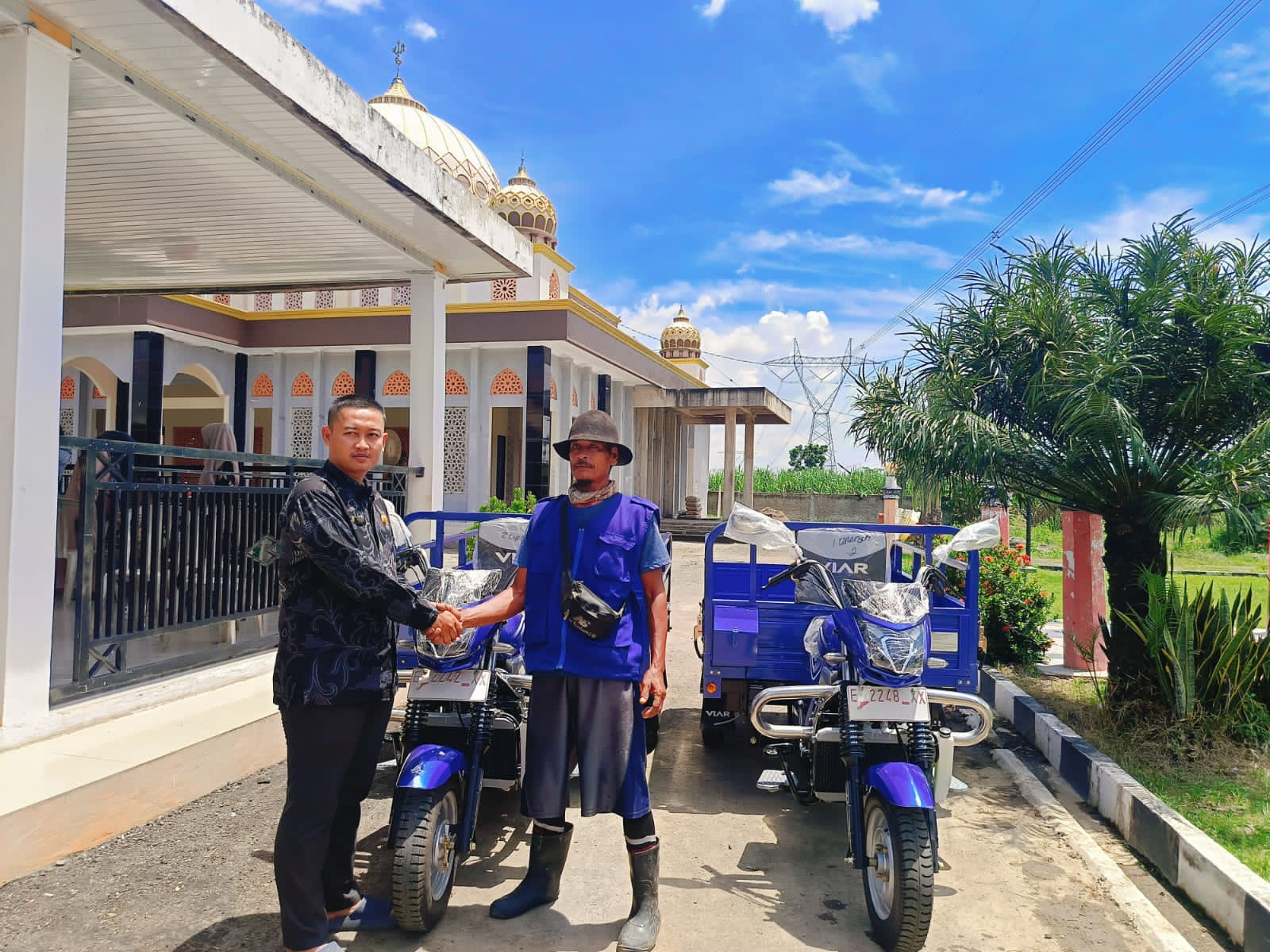 Kuwu Cisaat Serahkan Bentor untuk Petugas Kebersihan, Wujud Kepedulian Lingkungan Bersih dan Warga Sehat