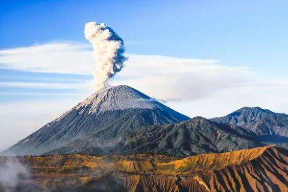 7 Gunung Paling Menantang di Indonesia untuk Pengalaman Pendakian yang Mengesankan