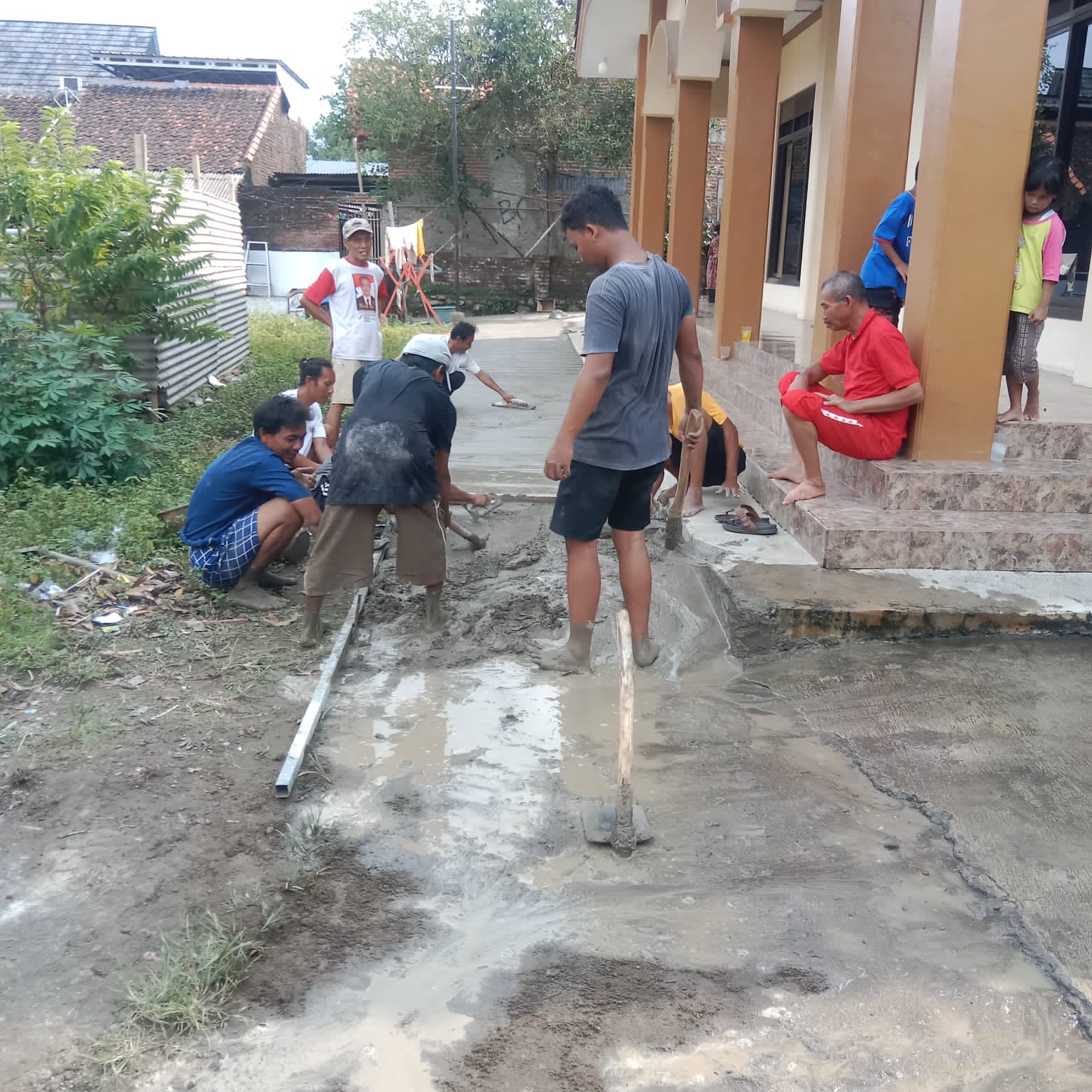 Warga Blok Sidada Kalikoa Gotong Royong Perbaiki Jalan Rusak Usai Bertahun-tahun Tak Diperbaiki Pemerintah