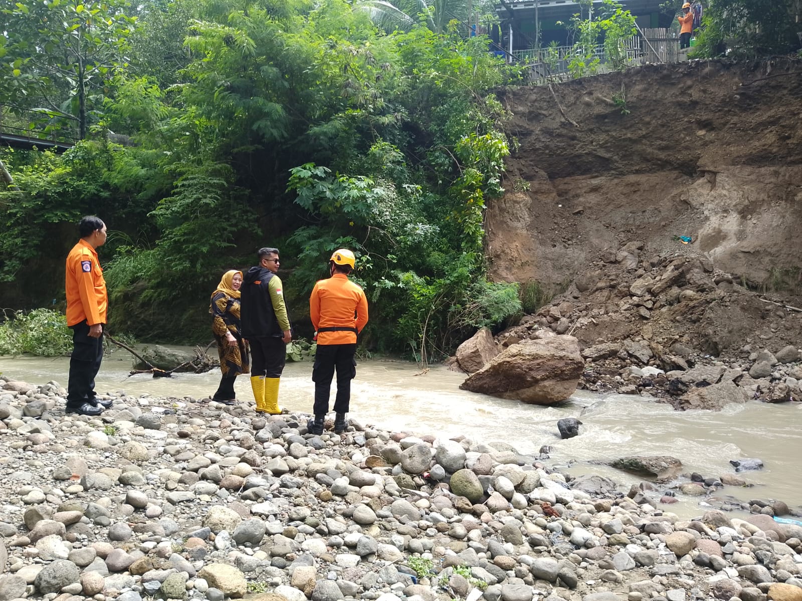 Tebing Senderan Sungai Benda di Argasunya Roboh di Malam Tahun Baru