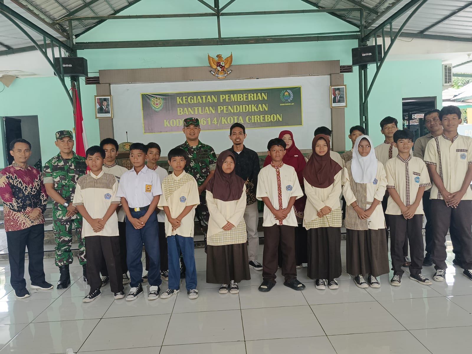 Dandim 0614 dan Pengusaha Cirebon Sinergi, Serahkan Bantuan Pendidikan untuk 15 Siswa SMPN 3