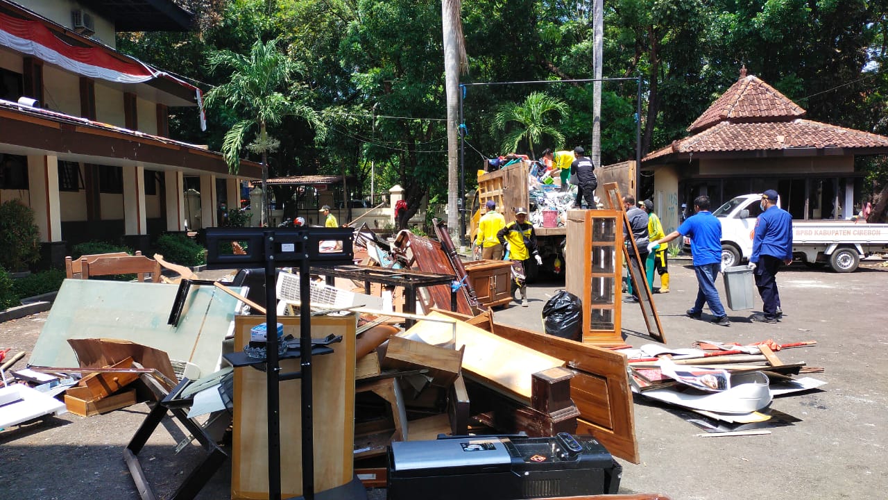 Kantor DPRD Kabupaten Cirebon Mulai Dibersihkan, Ditemukan Botol Diduga Bom Molotov