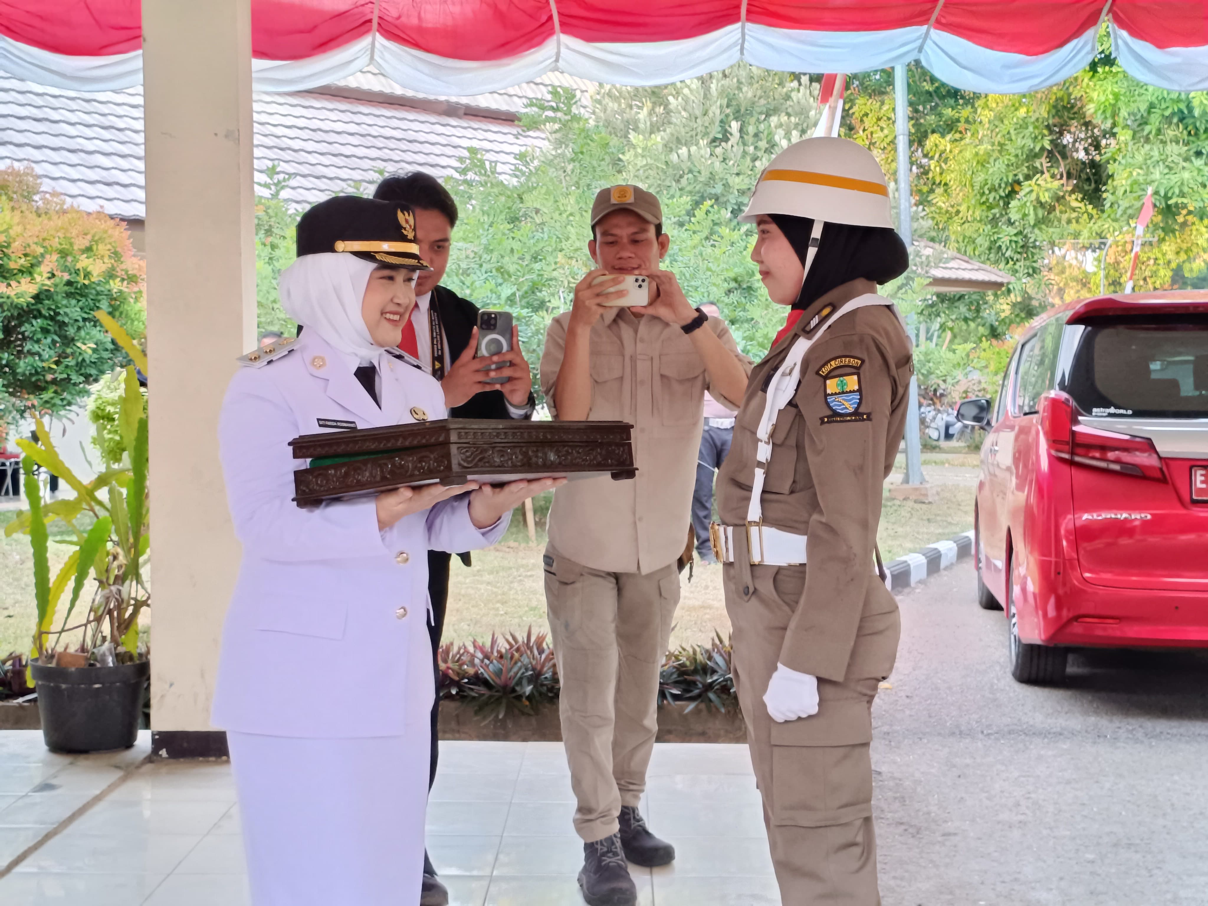 Upacara Penurunan Bendera Dipimpin Wakil Walikota Cirebon Berlangsung Khidmat