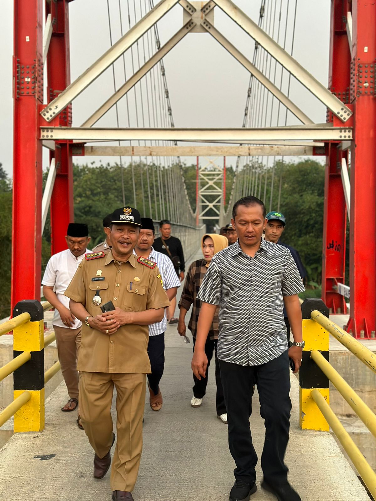 Baher Sidak Jembatan Gantung Penghubung 2 Kecamatan di Cirebon, Ada yang Belum Selesai Kontraktor Kerjakan