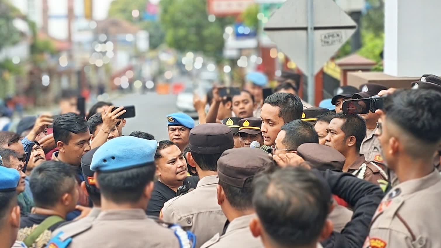 Ratusan Massa Datangi Kejari, Soroti SP3 dan Tuntut “Kasus Kuningan Caang” Diungkap 