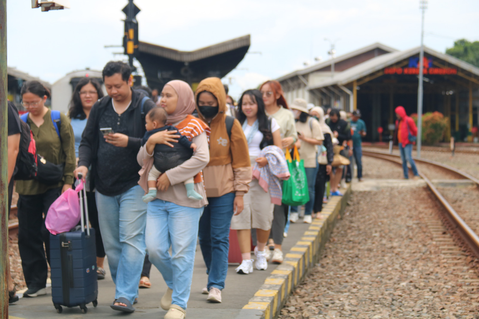 PT KAI Daop 3 Cirebon Catat 11.471 Penumpang pada Awal Ramadan 2025