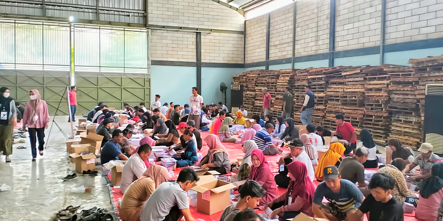 KPU Kabupaten Cirebon Temukan Surat Suara Rusak pada Hari Pertama Pelipatan