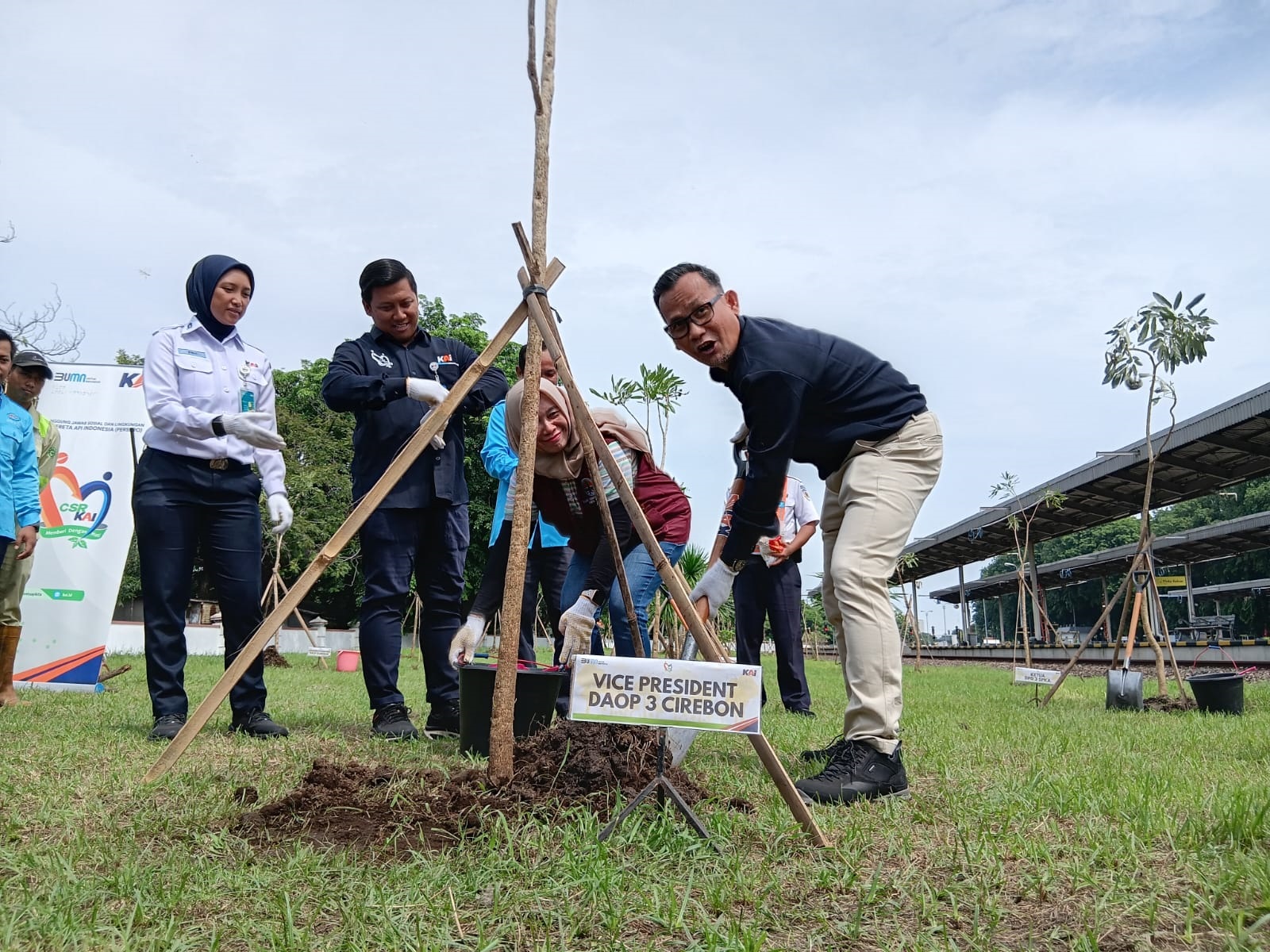 PT KAI Daop 3 Cirebon Tanam Pohon untuk Wujudkan Stasiun Hijau dan Dukung Gerakan Penanaman Satu Juta Pohon