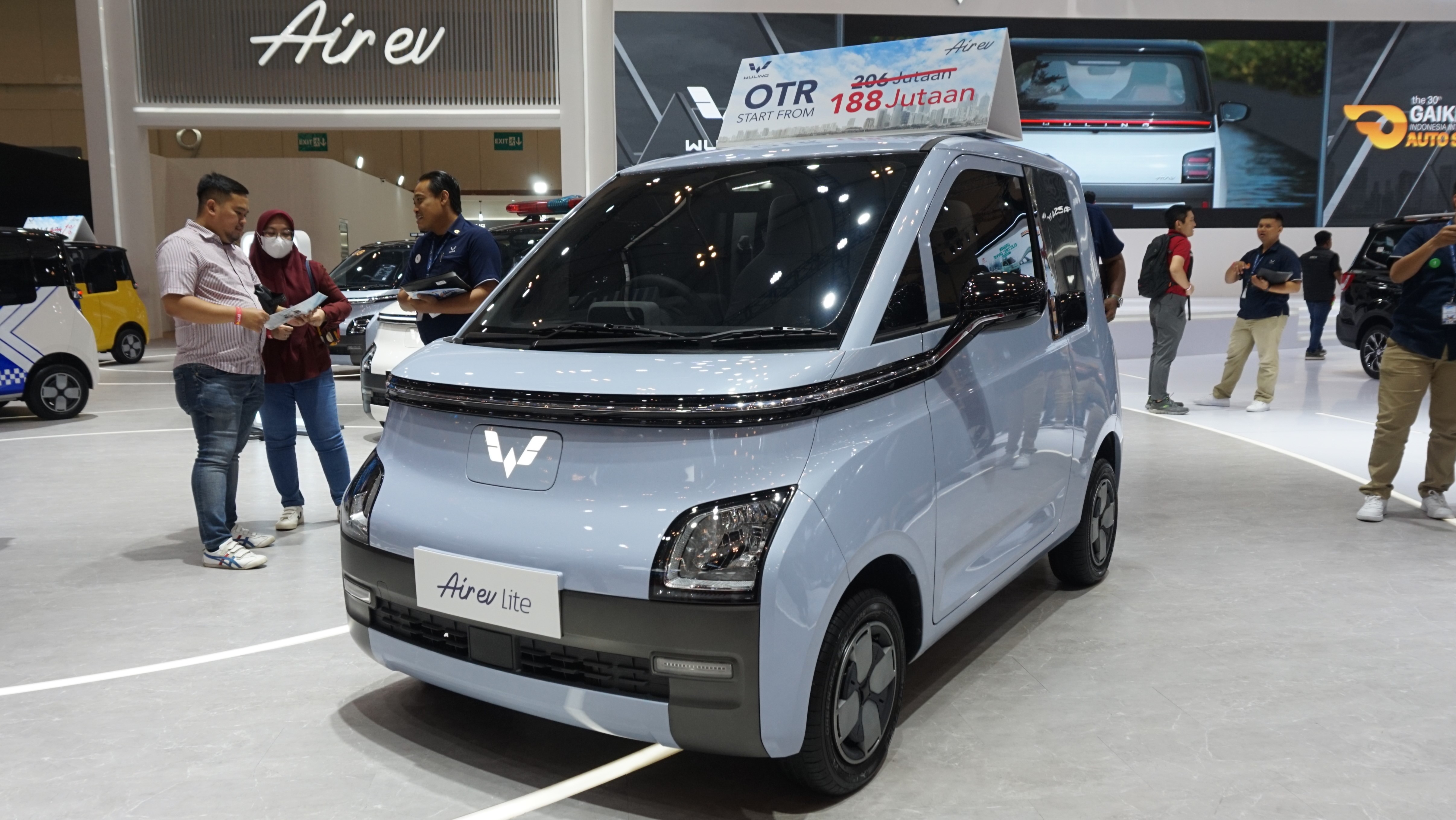 Perbandingan Wuling Air ev vs Honda Brio: Pilih Mobil Listrik Harga LCGC atau Mobil Konvensional yang Laris?