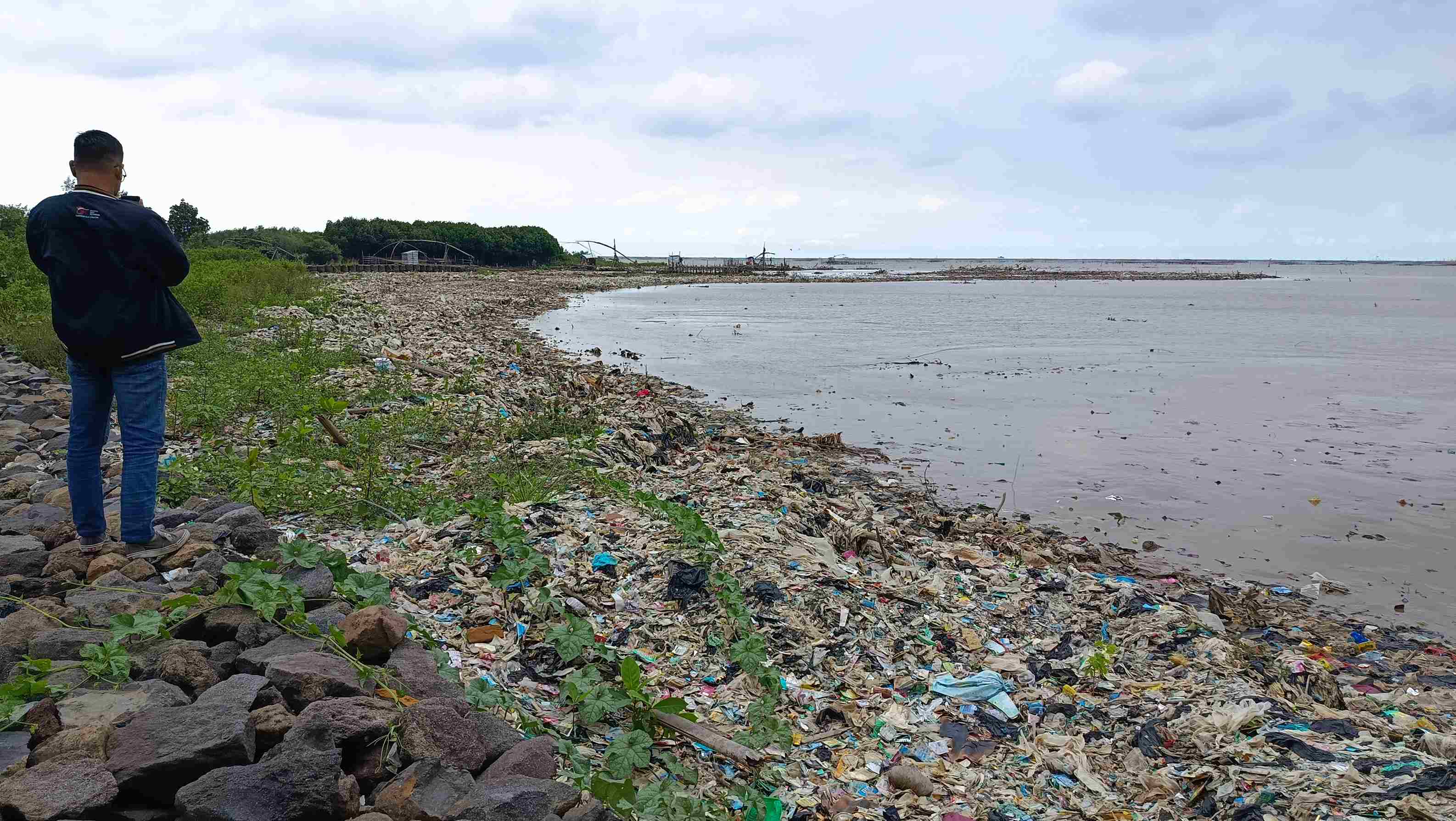 Pesisir Kesenden Kembali jadi Lautan Sampah