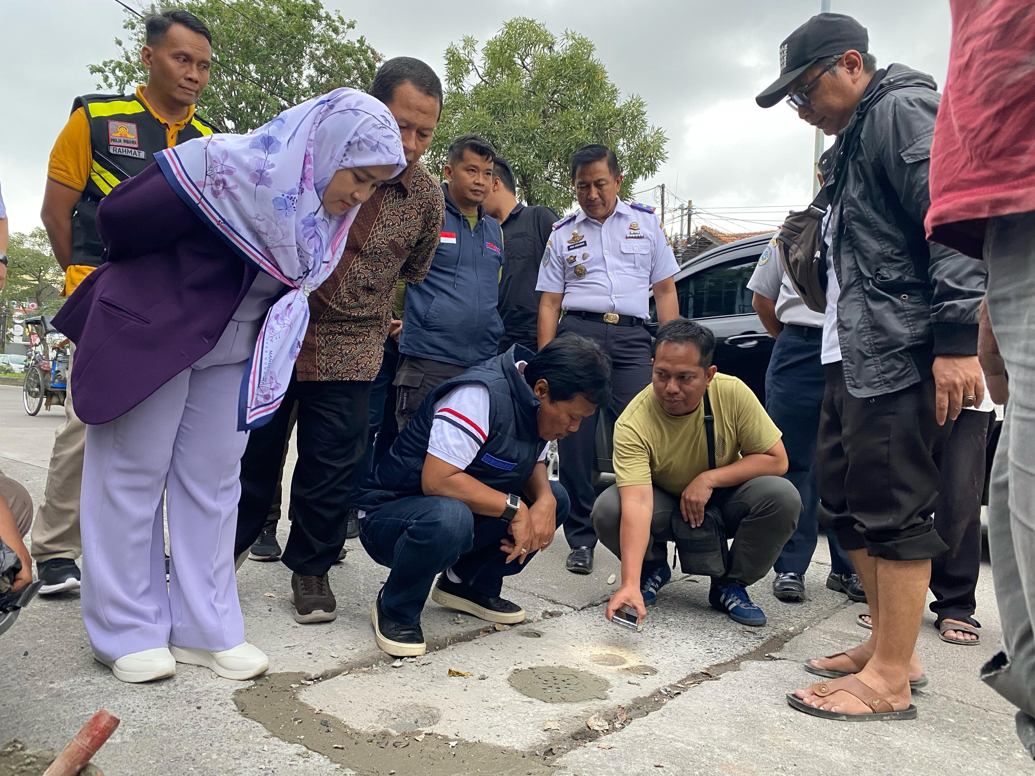 Walikota dan Wakil Walikota Cirebon Tinjau Proyek Pengendalian Banjir di Jalan Ciptomangunkusomo