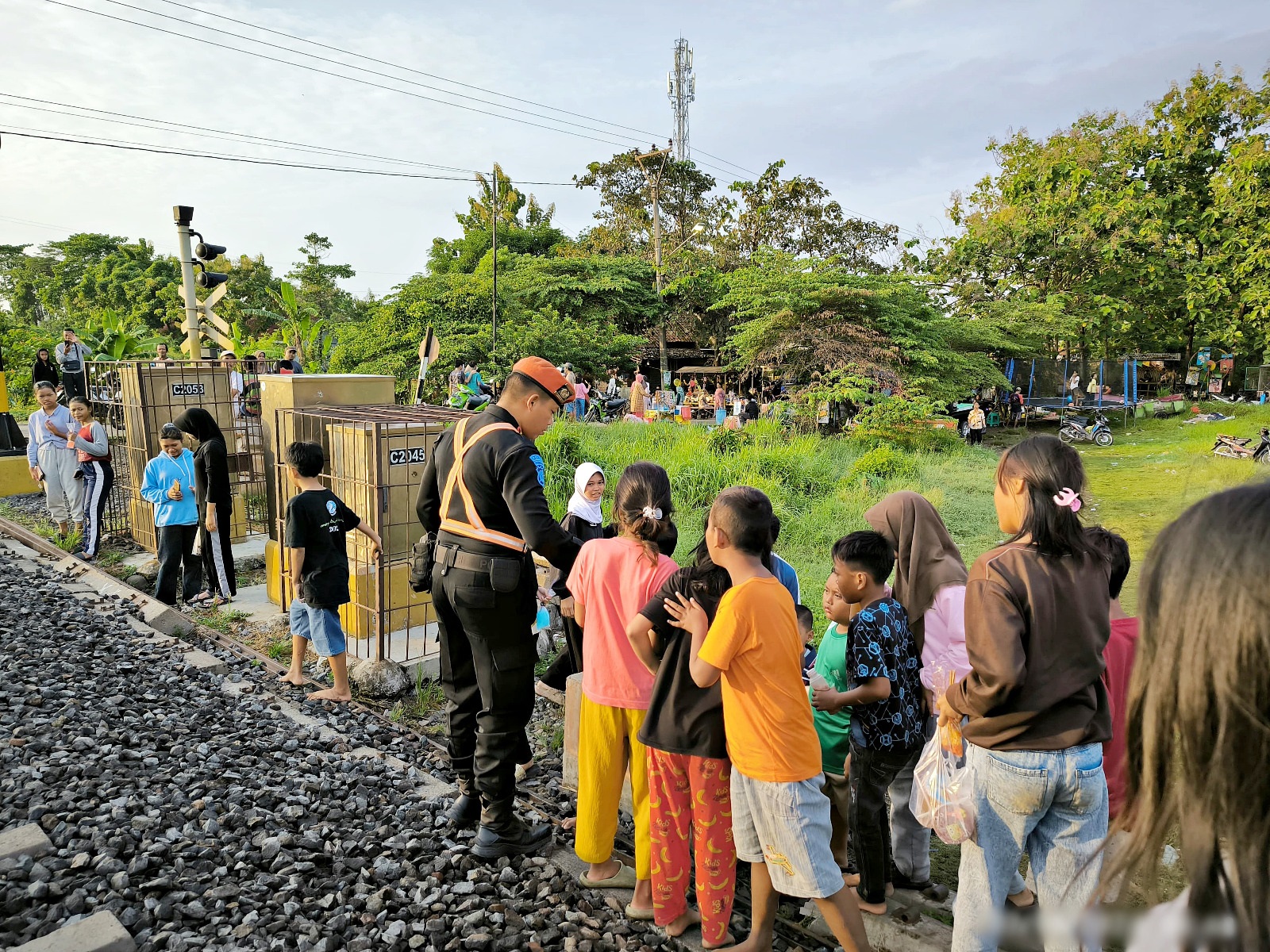 Ngabuburit di Jalur Kereta Api Berisiko, PT KAI Daop 3 Cirebon Berikan Peringatan Keras