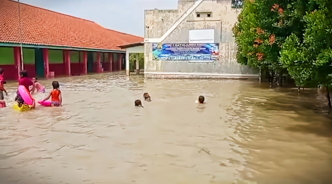 Banjir Rendam Sawah, Sekolah, dan Jalan di Desa Bayalangu Kidul