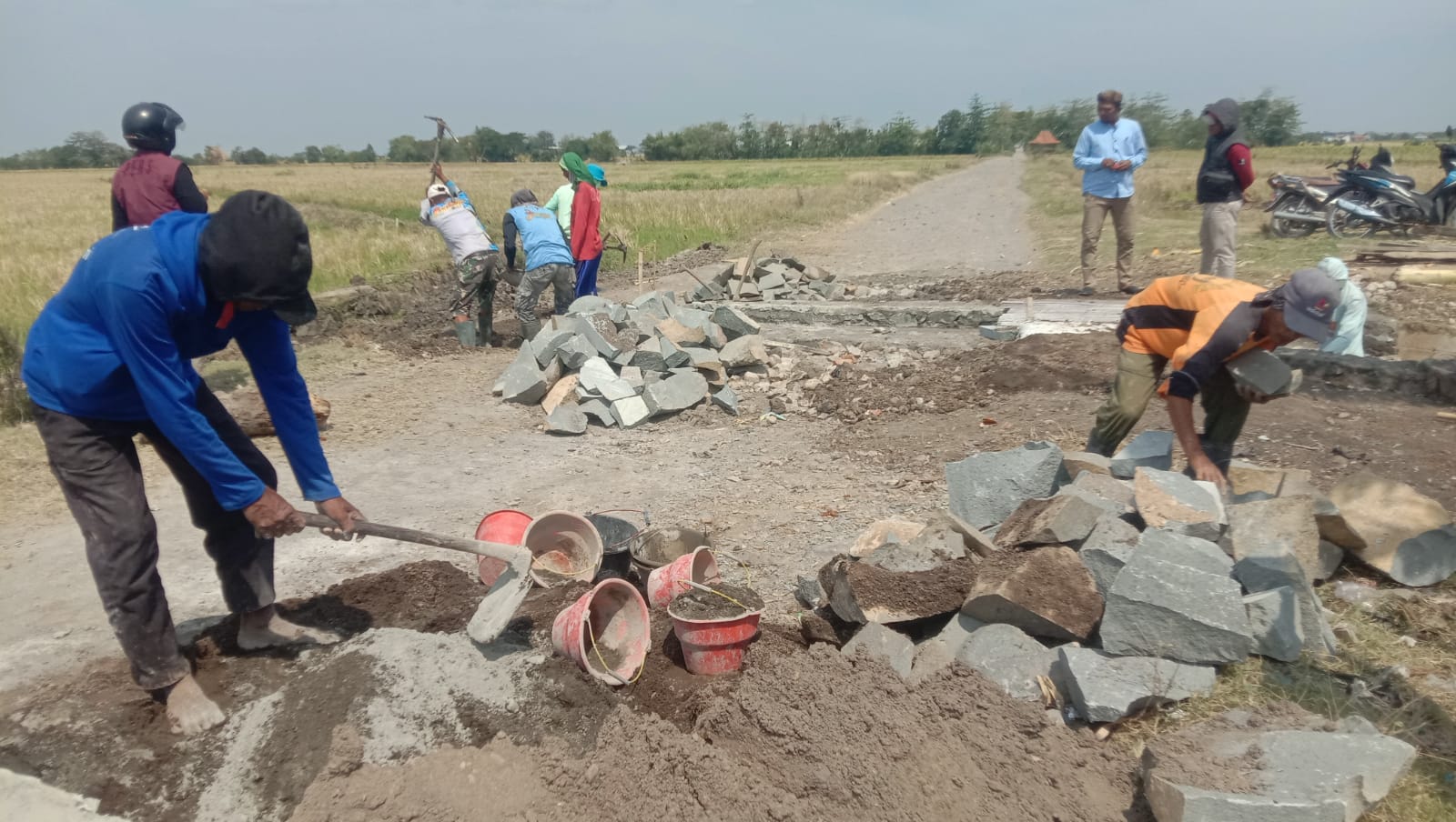 Perbaikan Jembatan Irigasi di Desa Sumberkidul Disambut Antusias Para Petani