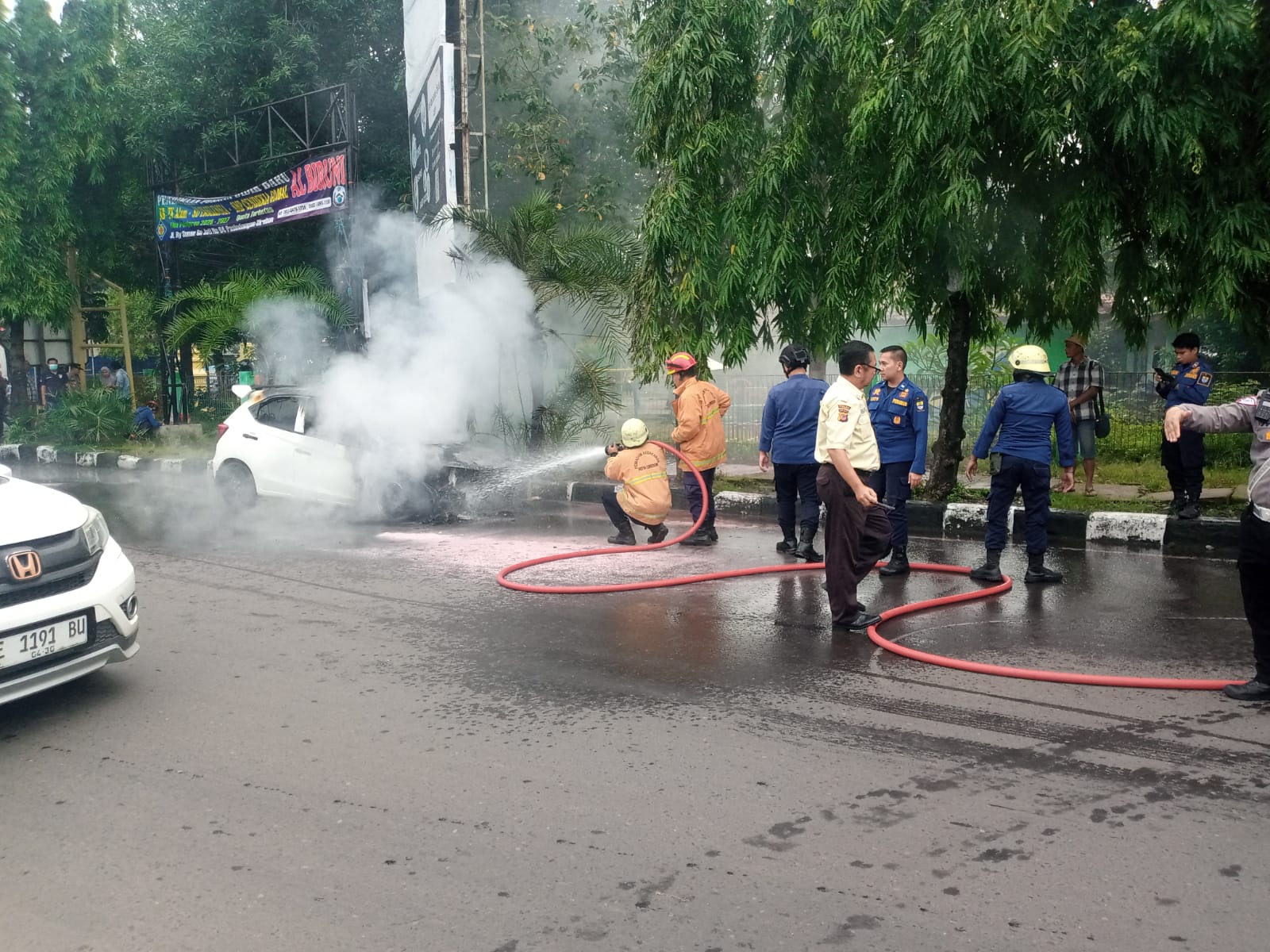 Mobil Brio Terbakar di Bundaran Krucuk