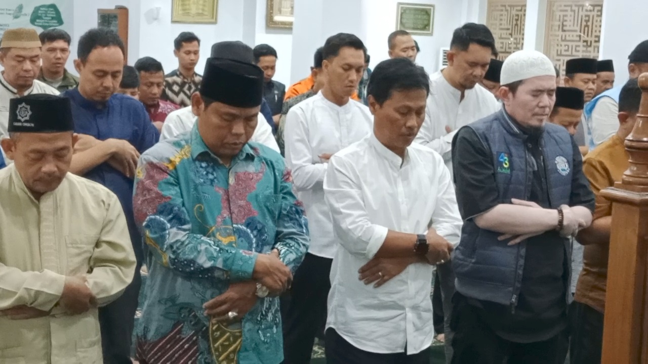 Tarawih Perdana Walikota Cirebon Effendi Edo di Kota Cirebon, Berencana Keliling Selama Ramadan