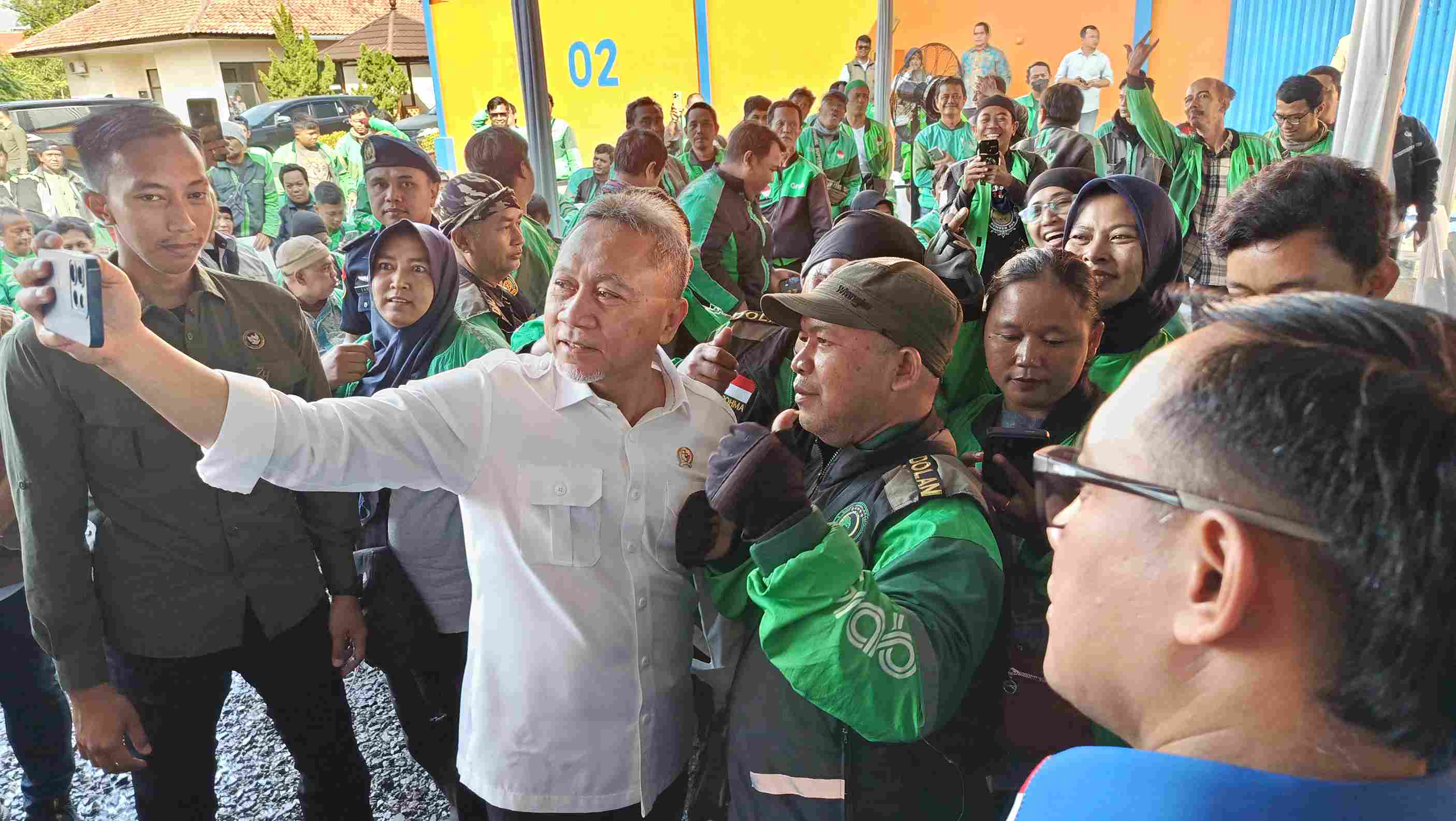 Zulhas Bagi-bagi Beras, 250 Driver Ojol di Cirebon Dapat Bantuan
