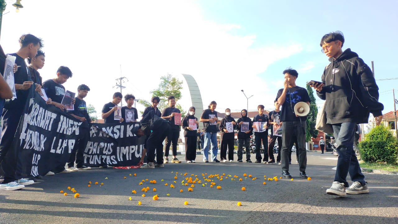 Mahasiswa UMC Gelar Aksi Kamisan di Depan Kantor DPRD, Mendesak Penyelesaian Kasus Pelanggaran HAM