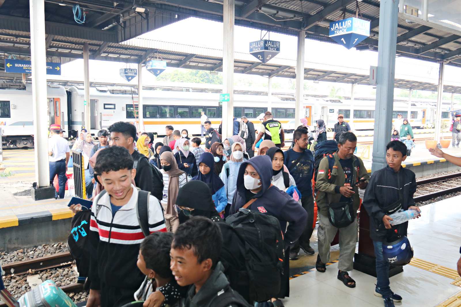 Operasional KA di Semua Stasiun Cirebon Berangsur Normal, KAI Beri Refund 100 Persen untuk Penumpang Terdampak