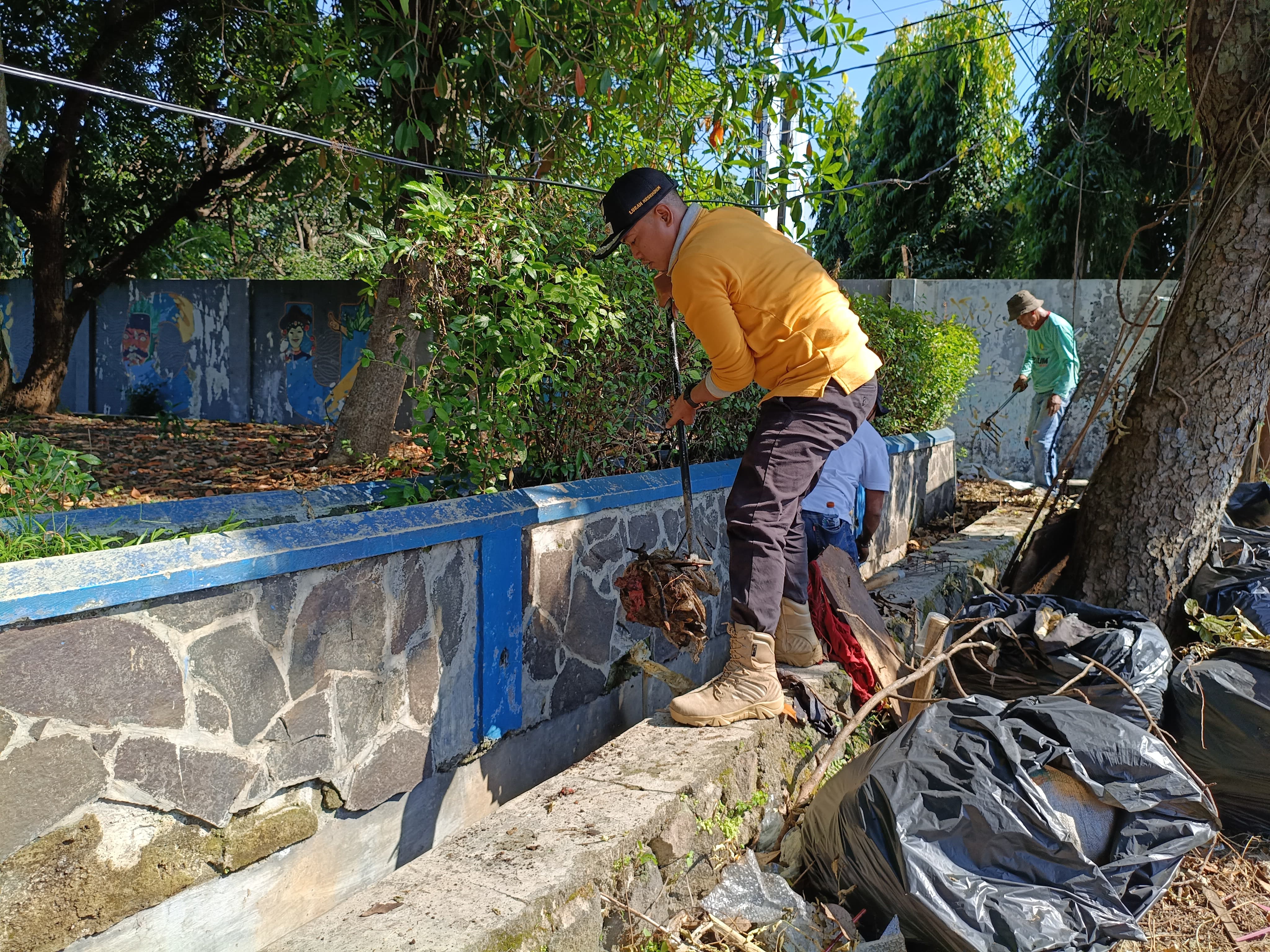 Jelang Musrenbang Provinsi, Warga Kelurahan Kesenden dan Instansi Sekitar Bersatu Bersihkan Taman Krucuk