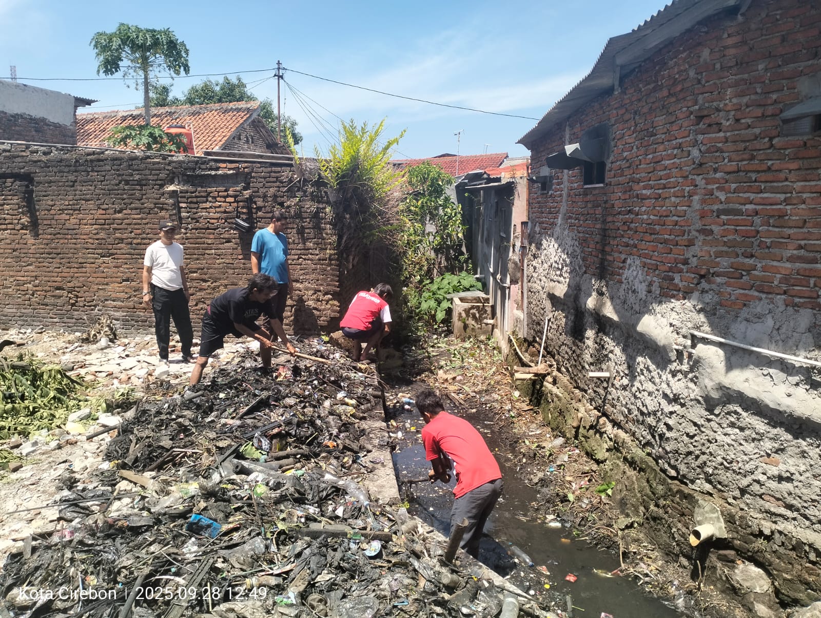 Warga RW 2 Kanggraksan Bersihkan Kali Silayar Guna Antisipasi Banjir Musim Hujan