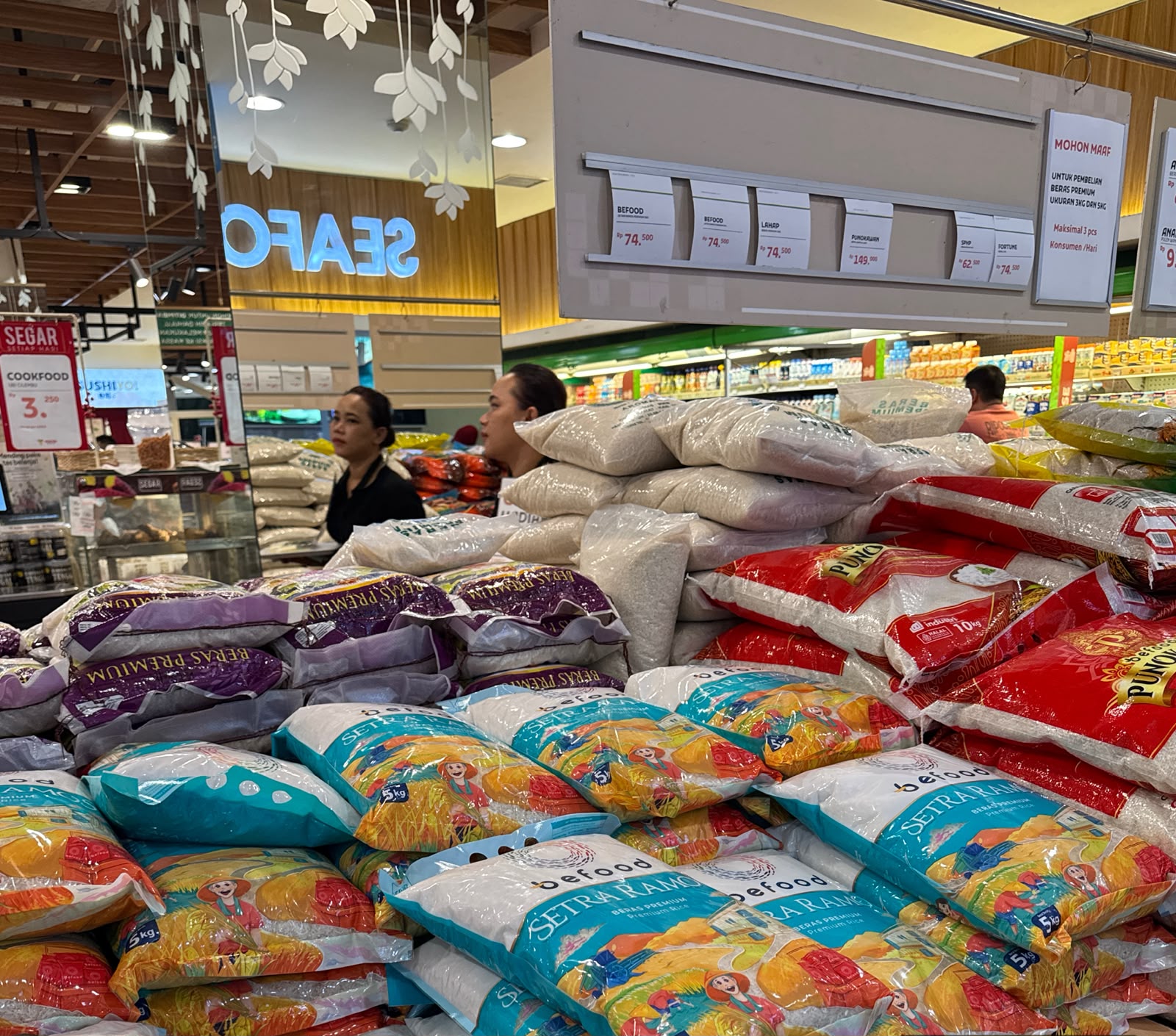 Bulog Pasarkan Beras Premium ke Ritel Modern dengan HET Rp14.900 per Kg