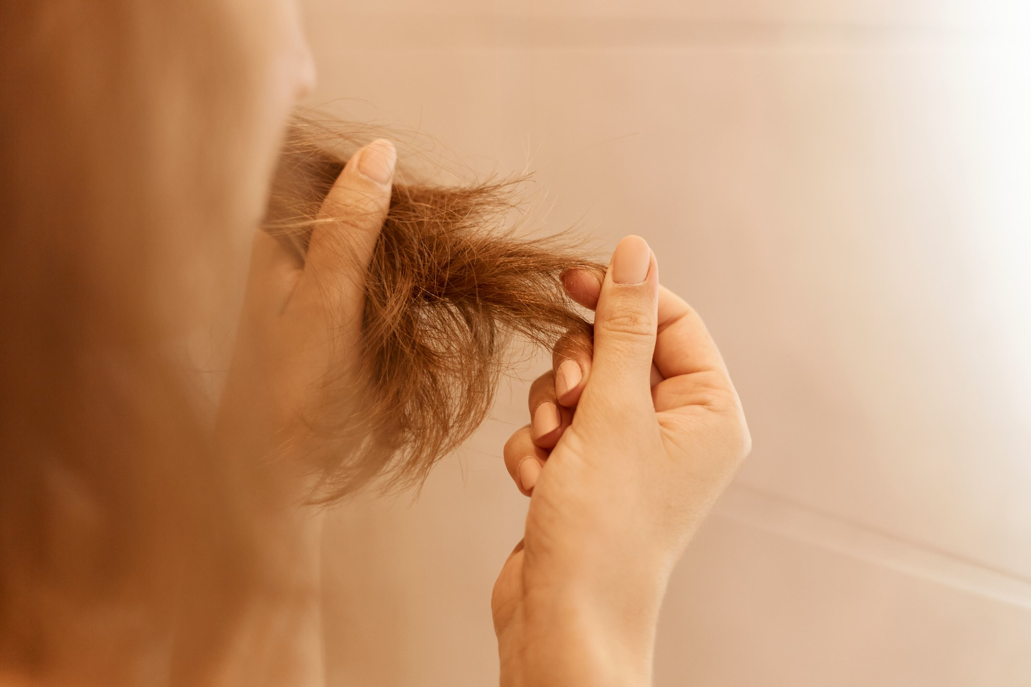 8 Tips Mengatasi Rambut Bercabang, Pola Makan Juga Ternyata Mempengaruhi Loh!