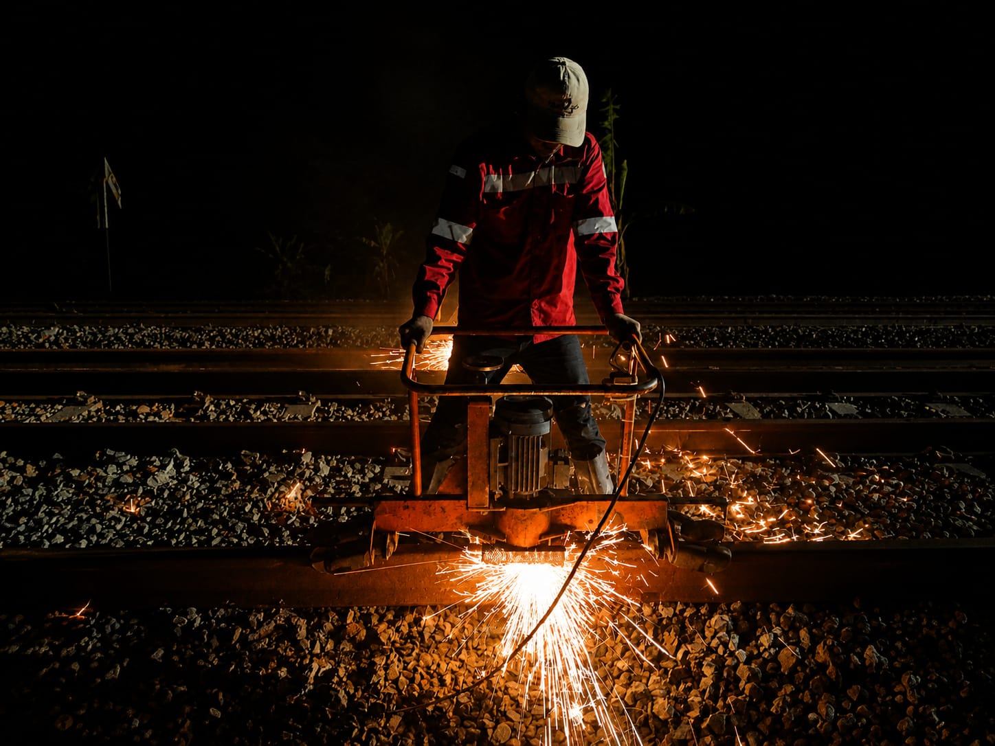 1.235 Batang Rel KA di Cirebon Diperkuat Sistem Flashbutt Welding