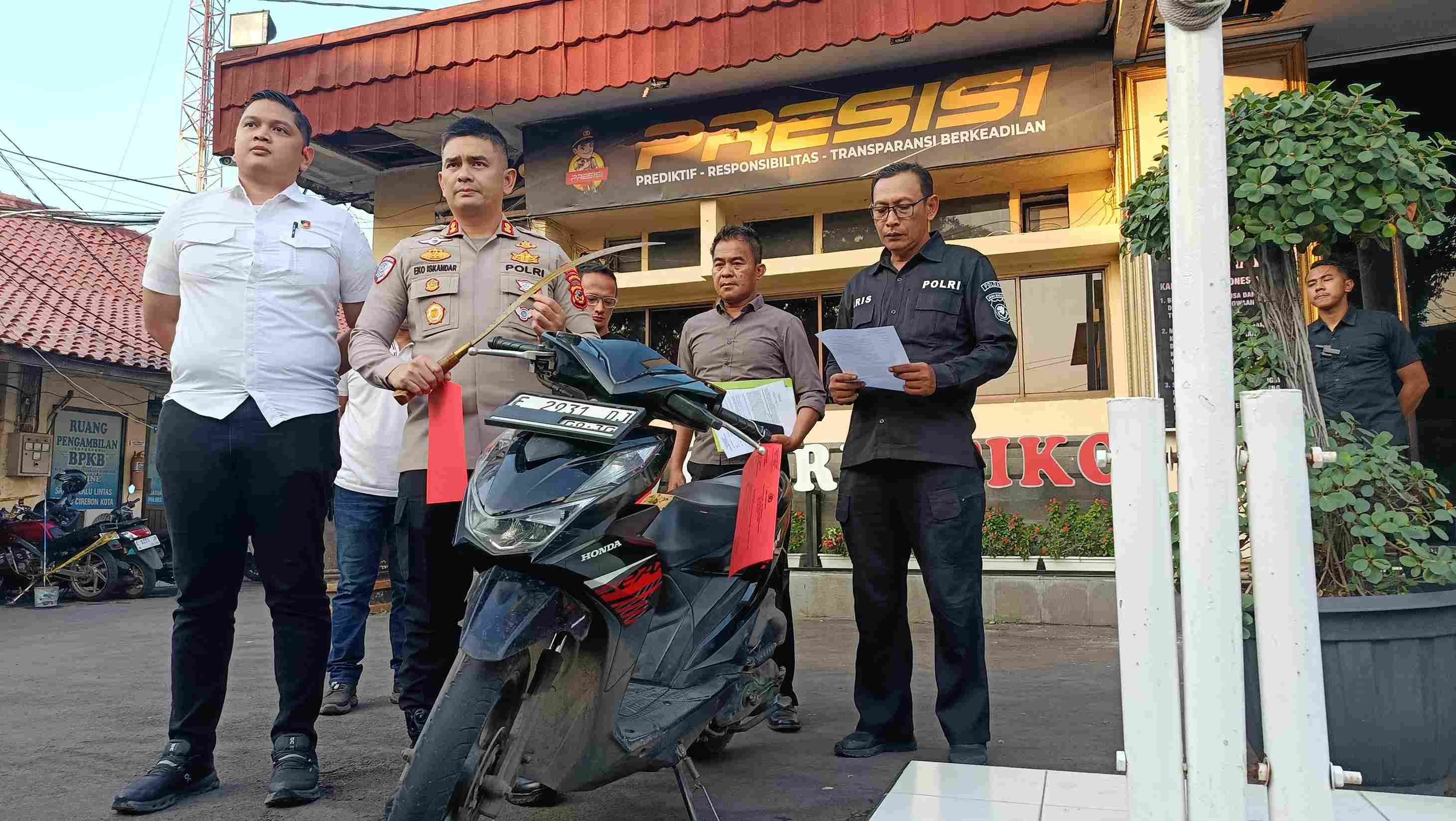 Tak Terima Ditegur Saat Terobos Lampu Merah, Pelajar Bacok Mahasiswa