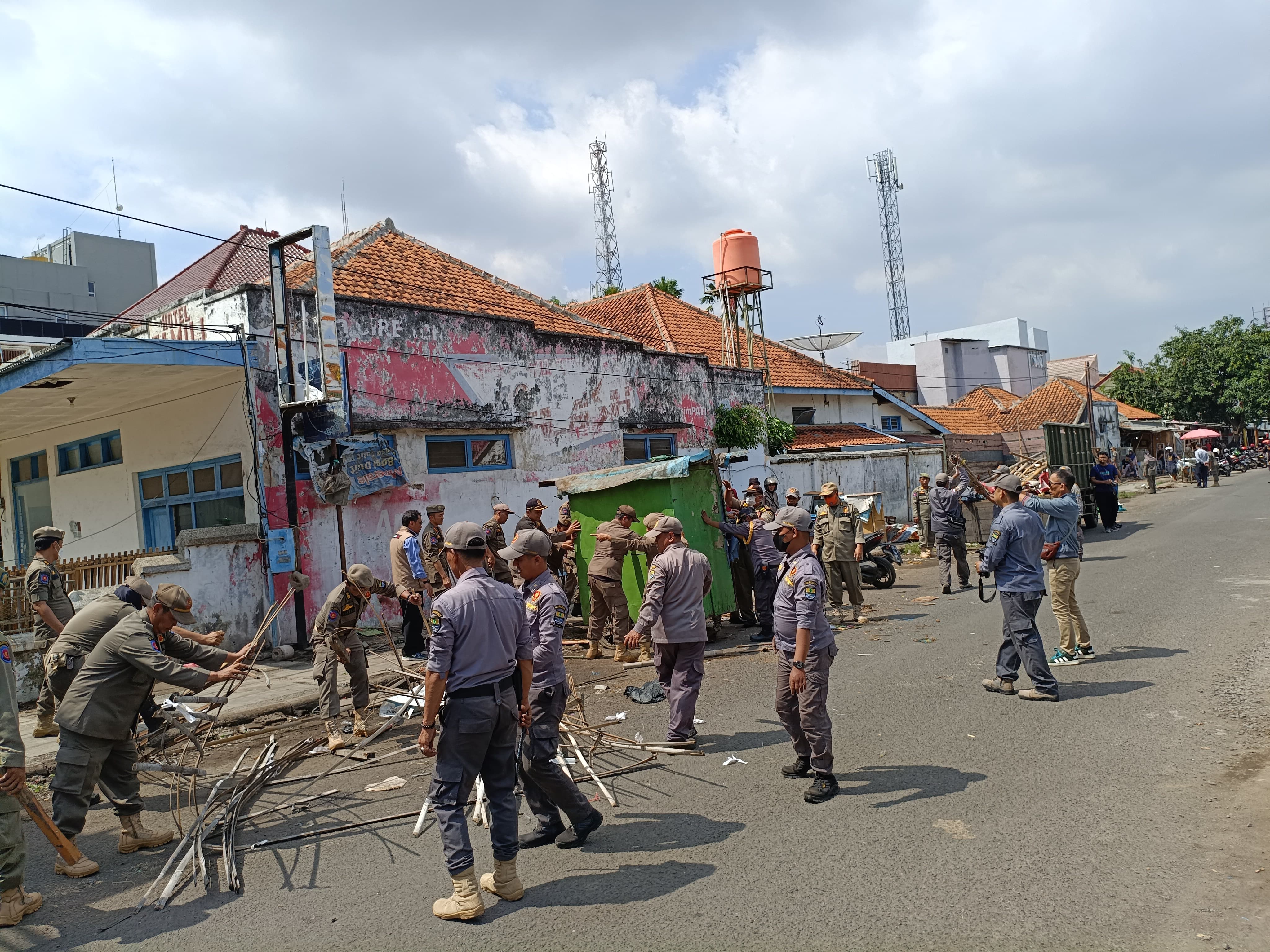 33 PKL Stasiun Cirebon Kejaksan Dibongkar Satpol PP Kota Cirebon