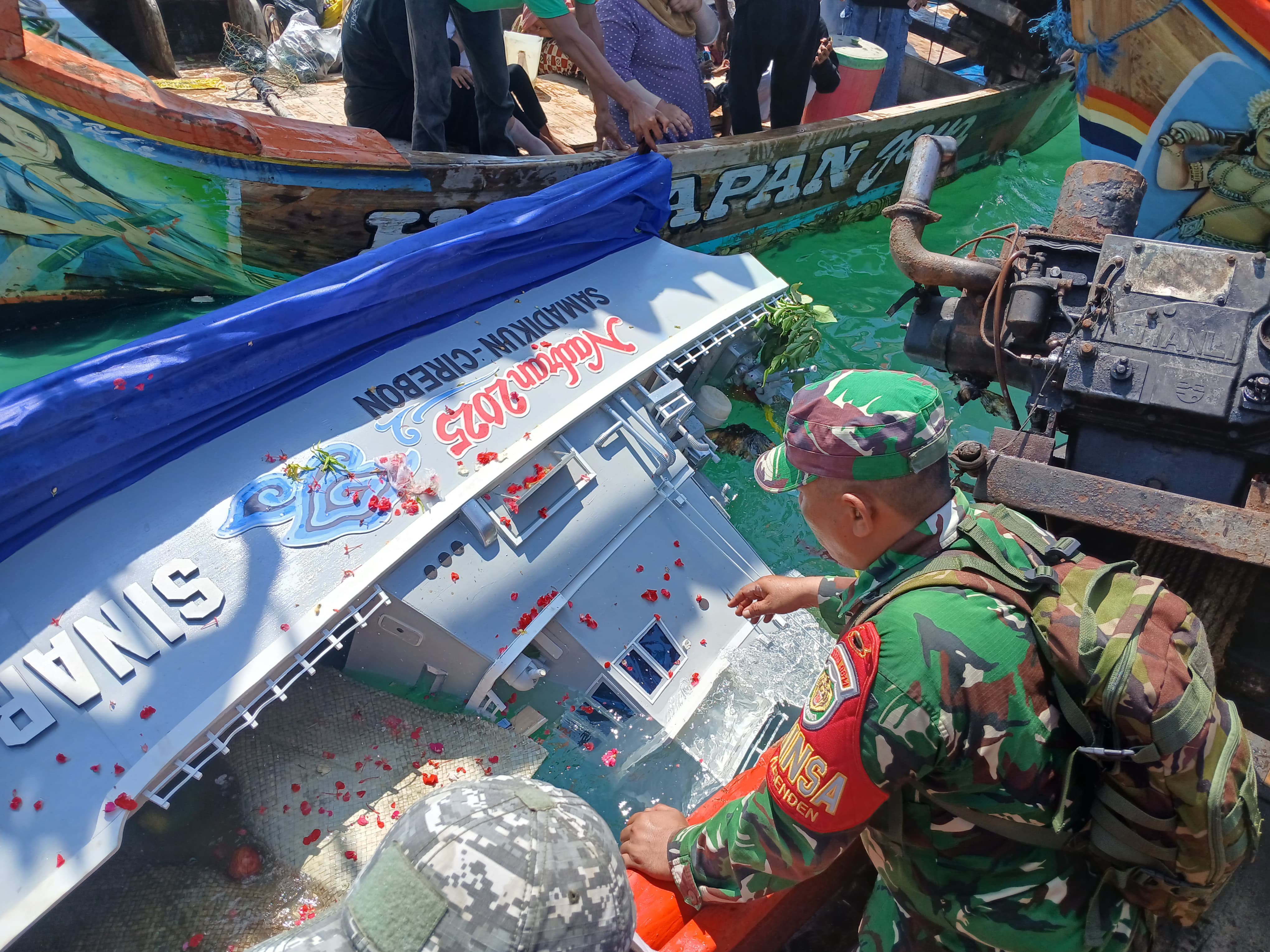 Pelarungan Replika Kapal Perang Kapten Samadikun Meriahkan Festival Pesisiran Kota Cirebon