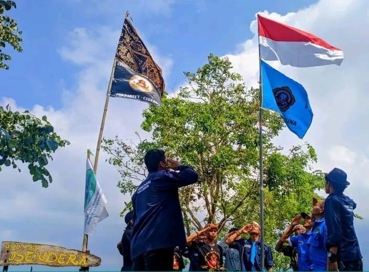 Kibarkan Merah Putih di Gunung Bendera