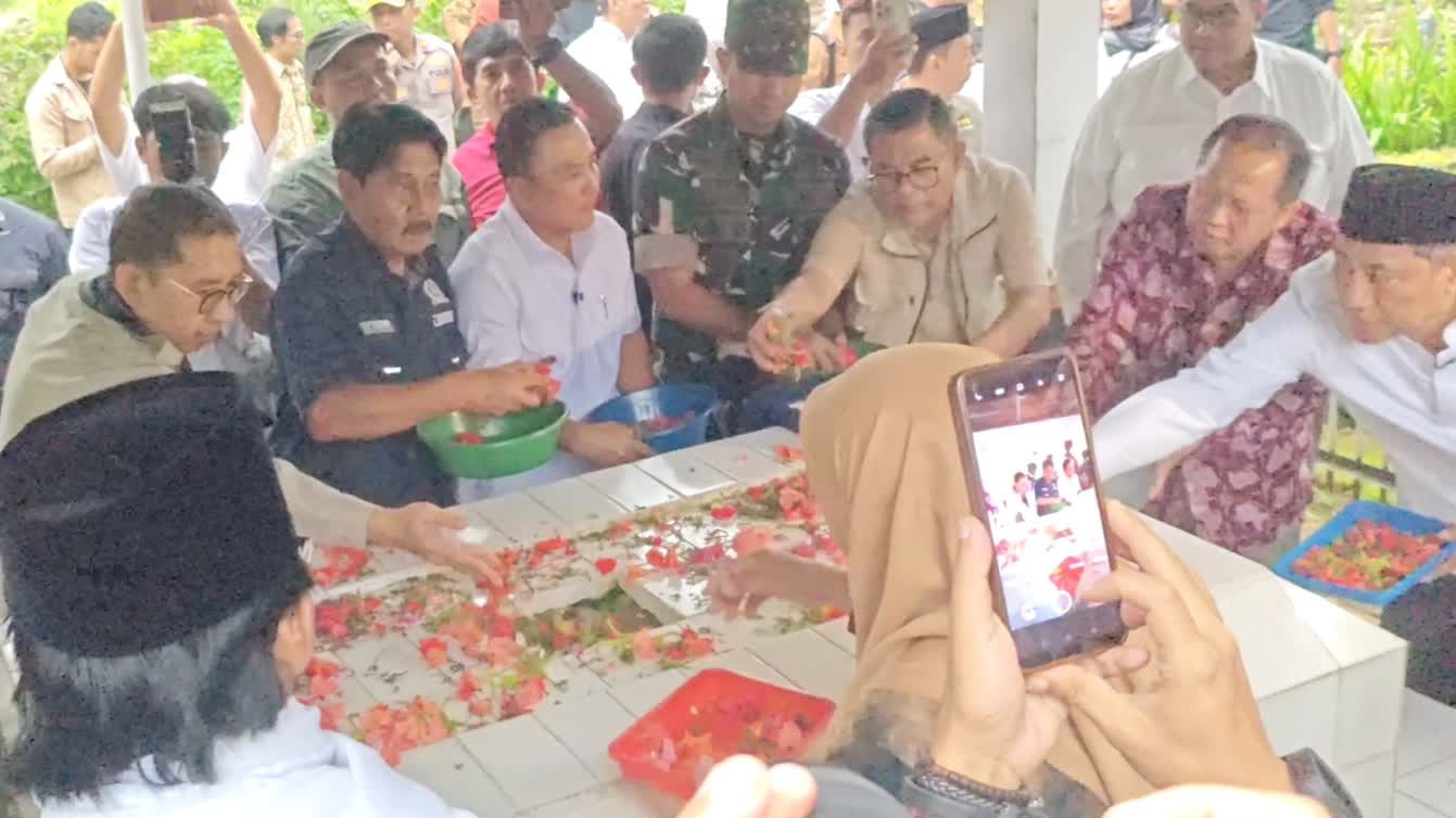 Menelusuri Jejak Pengasingan Pahlawan, Fadli Zon Ziarah Ke Makam Radja Jacob Ponto 