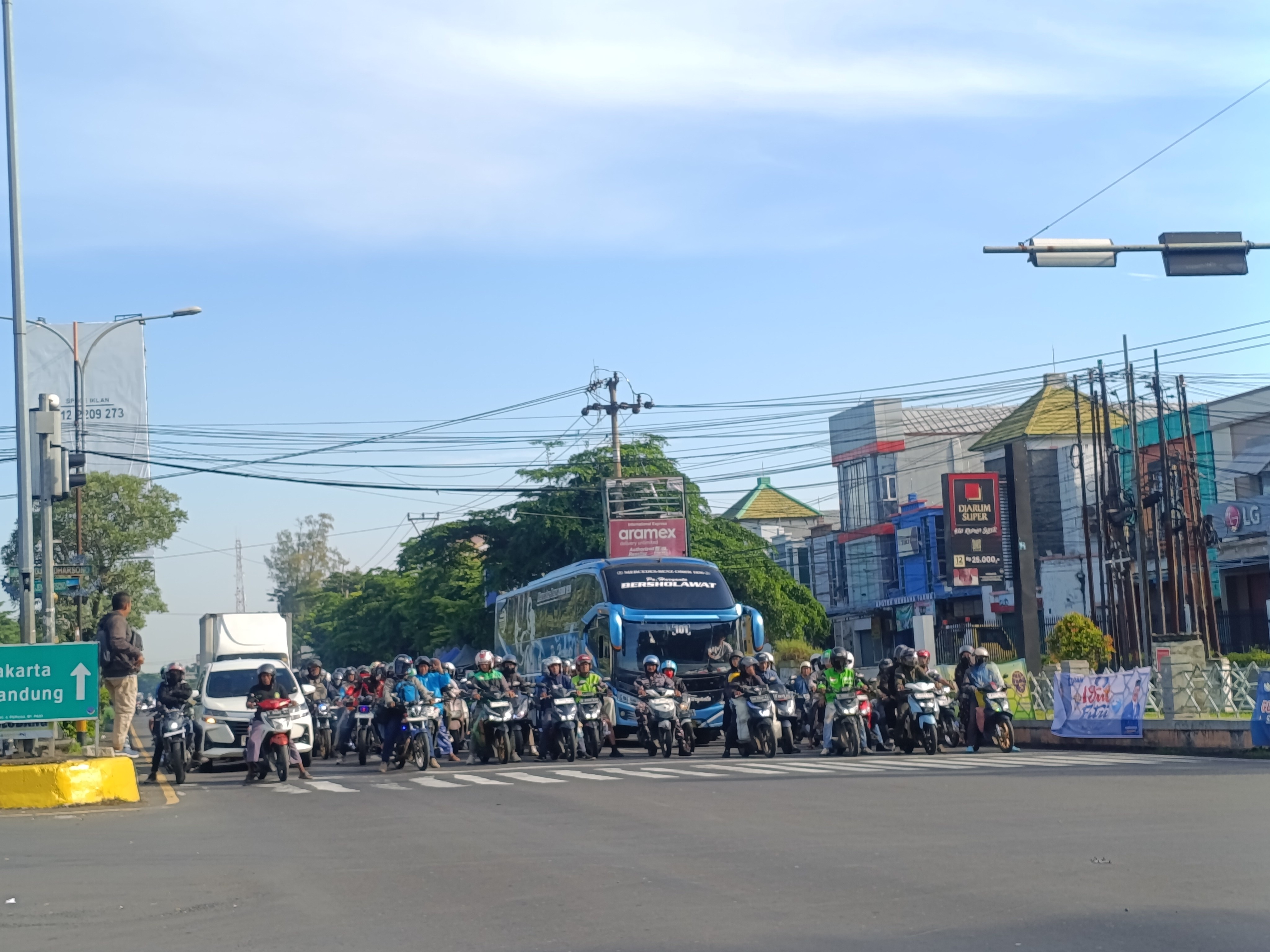 Arus Mudik H-1 Lebaran 1447 H di Pantura Simpang Empat Bypass Pemuda Didominasi Kendaraan Roda Dua