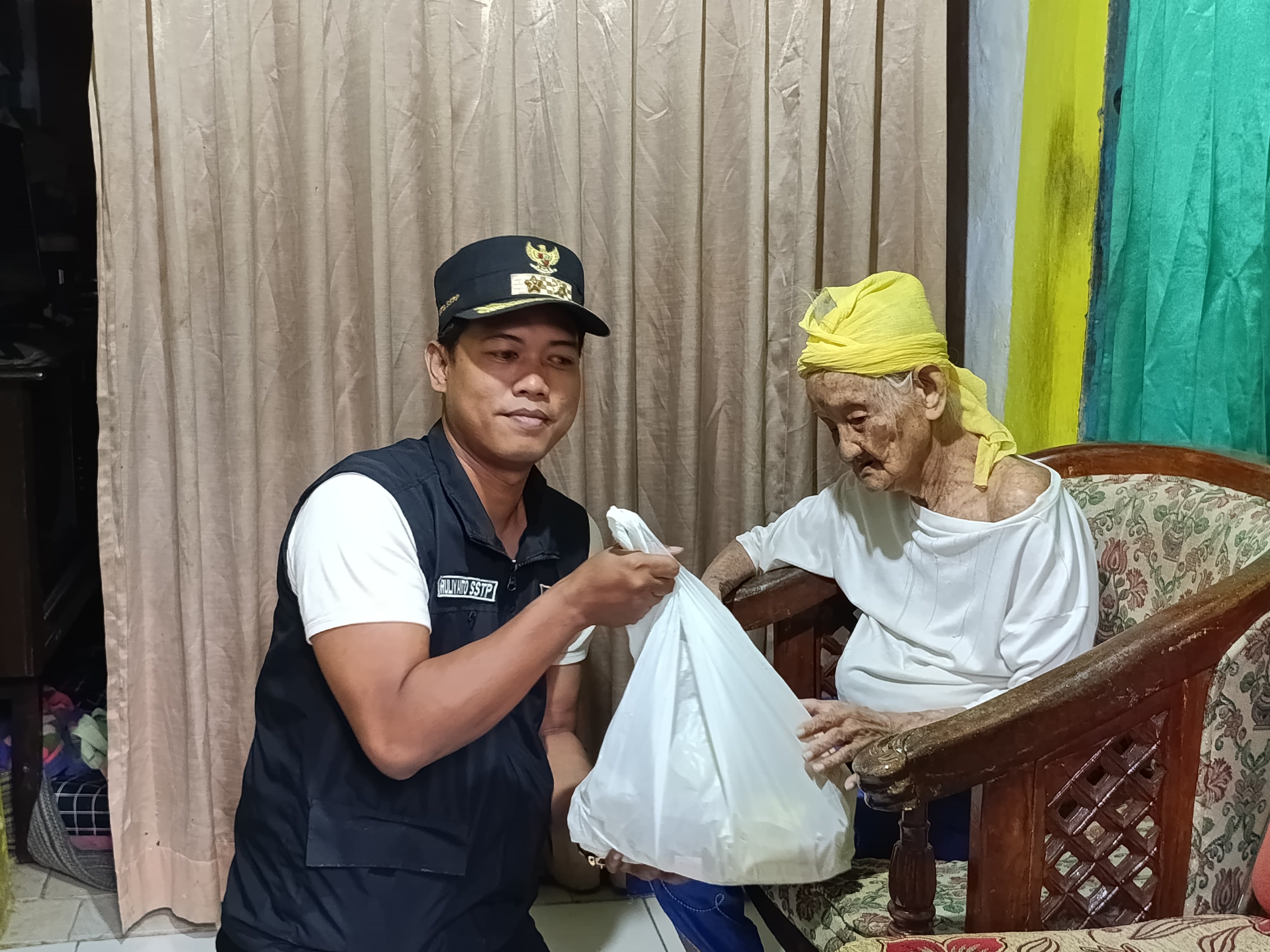 Warga Kelurahan Kesenden Berusia 102 Tahun Jadi Sasaran Prioritas Bantuan Sosial oleh Kelurahan