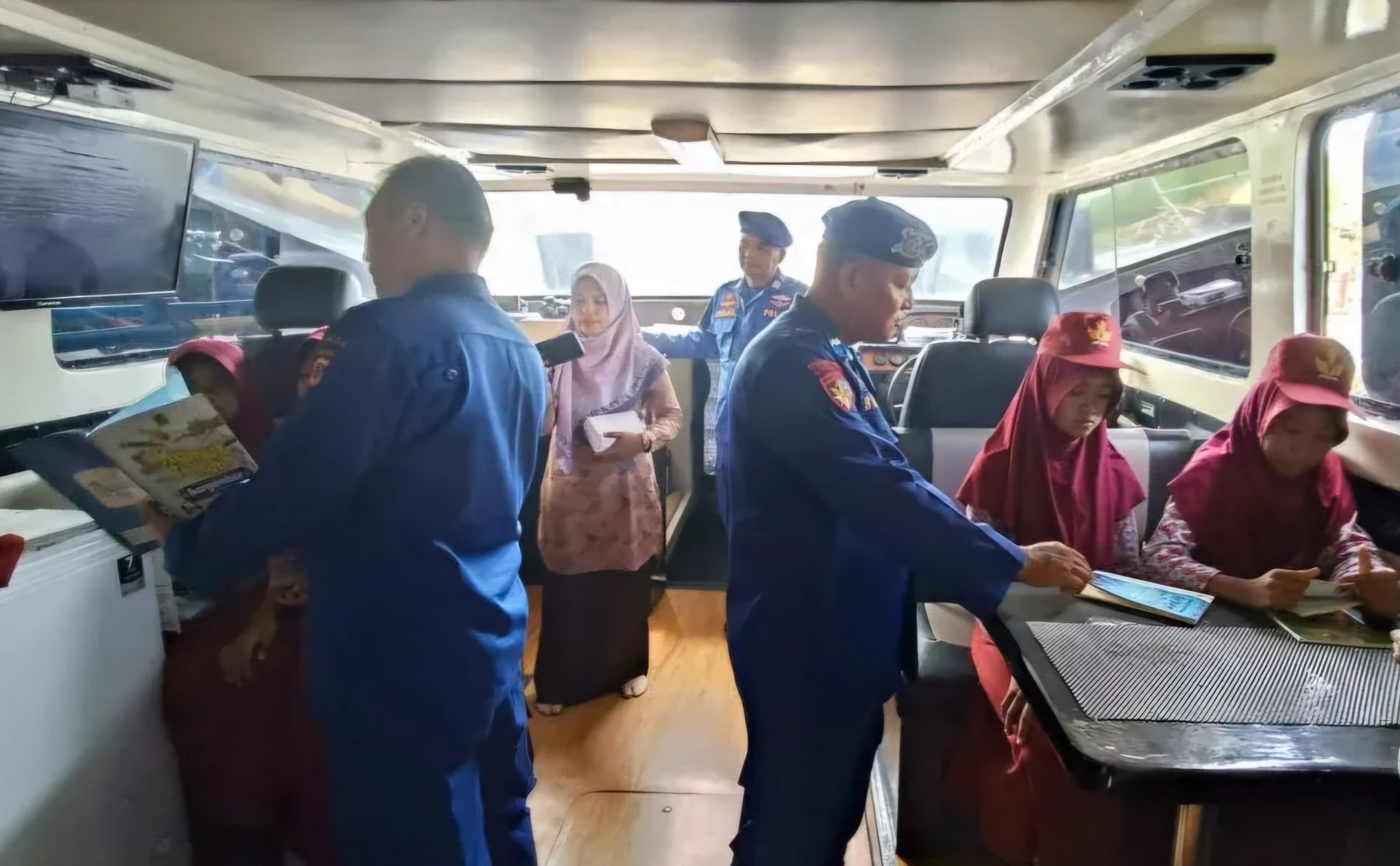 Polairud Sediakan Perpustakaan dan Klinik Apung