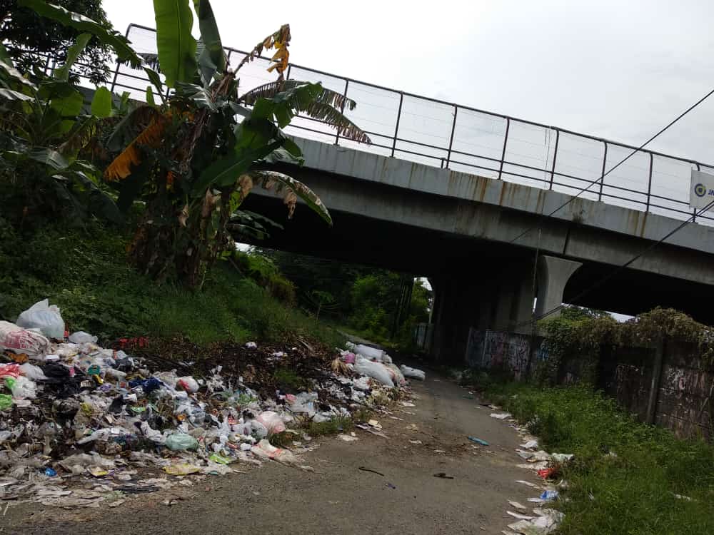 Pak Bupati, di Bawah Jembatan Tol Talun, Tumpukan Sampah Dibiarkan Menahun, Ini Foto-fotonya