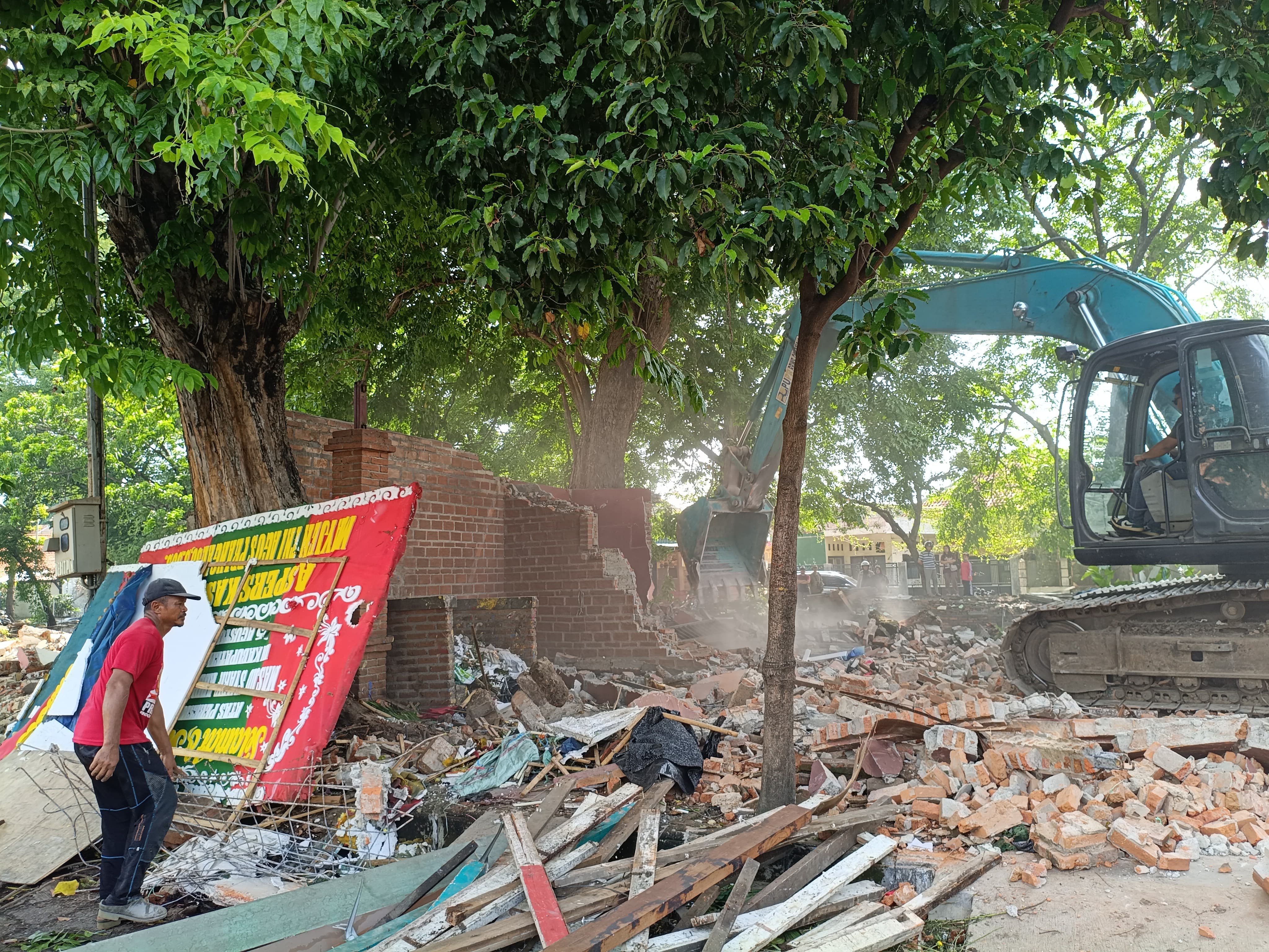 Dukungan Warga dan Pedagang, Pembongkaran Lapak PKL di Sungai Sukalila Kota Cirebon Sukses Dilaksanakan