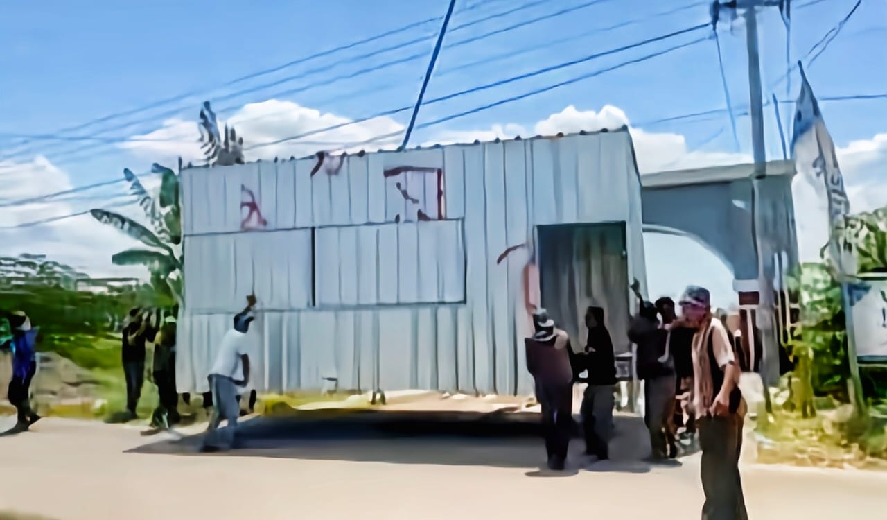 Tutup Akses Jalan, Warga Trusmi Land Bongkar Bangunan Semi Permanen