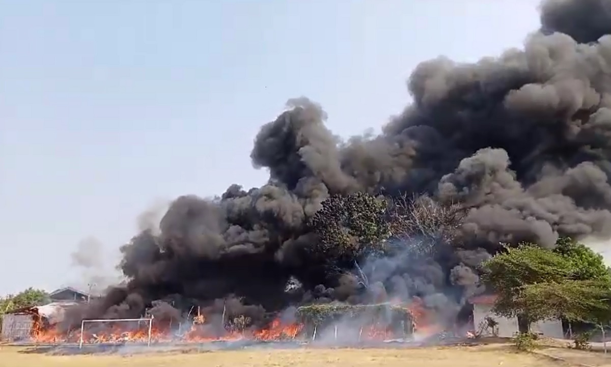 Gudang Rongsok di Jalan Diponegoro Terbakar Hebat, Kepulan Asap Hitam Terlihat dari Jalan Perjuangan 