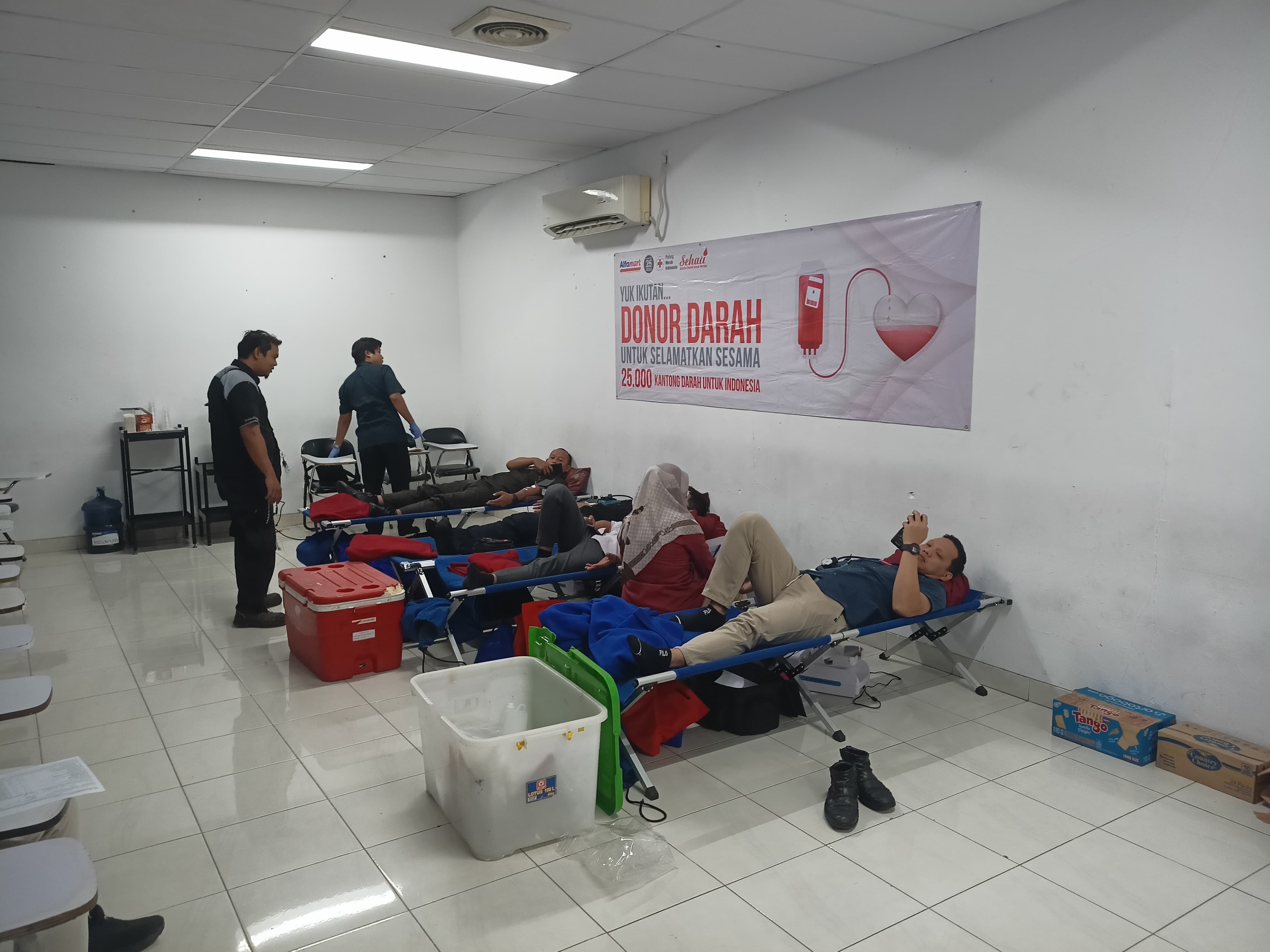 Rutin Donor Darah, Karyawan Kantor Alfamart Himpun 300 Kantong per Tahun