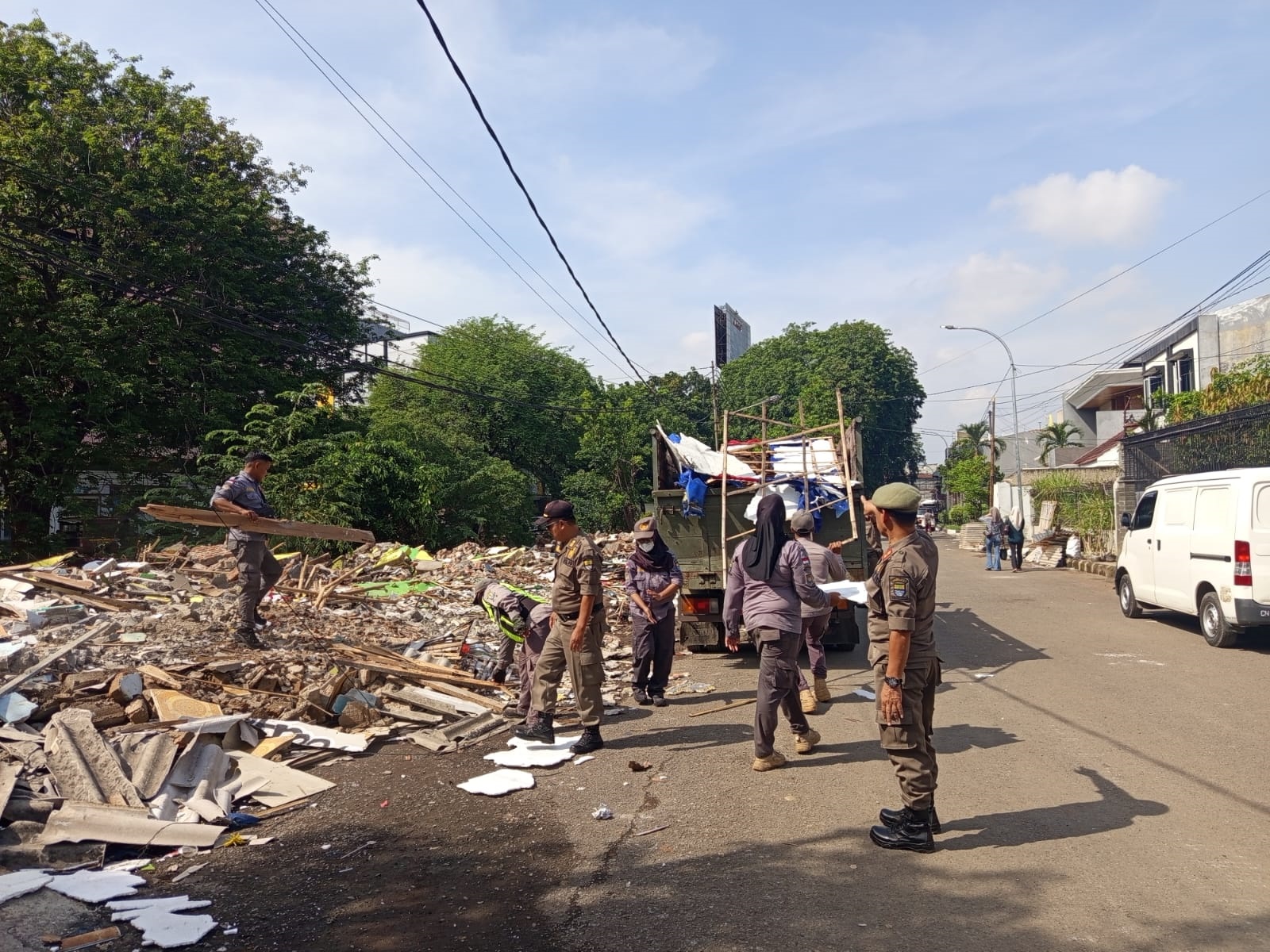 Satpol PP Kota Cirebon Selesaikan Pembongkaran Sisa Lapak PKL di Sungai Sukalila