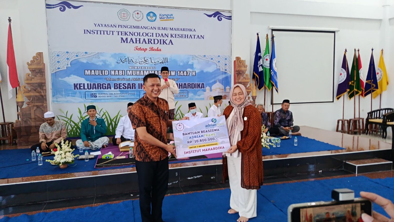 Di Momen Maulid Nabi, Dua Mahasiswa Institut Mahardika Dapat Beasiswa