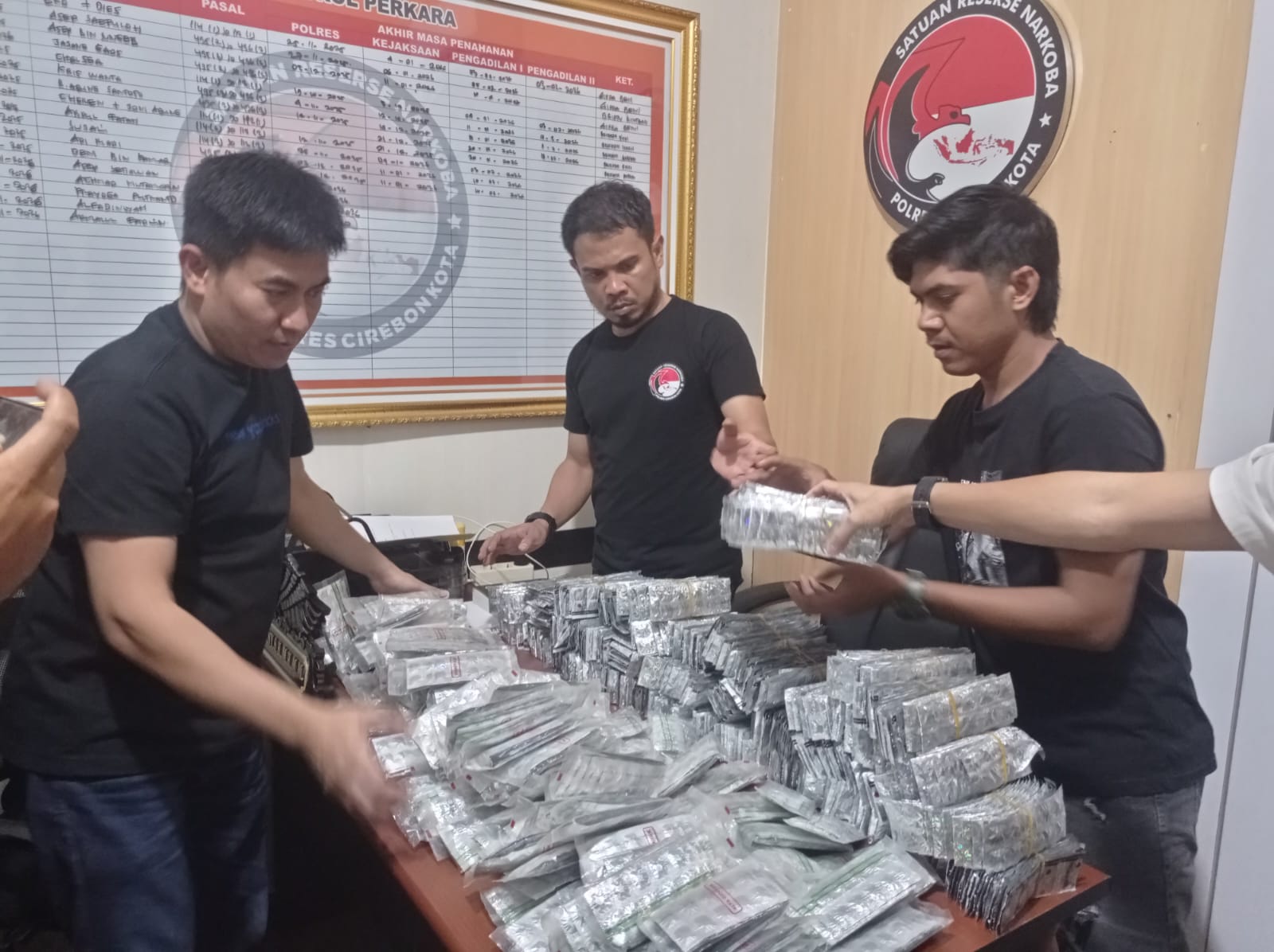 Polres Cirebon Kota Amankan Tiga Tersangka Usai Sita Puluhan Ribu Butir Obat Ilegal