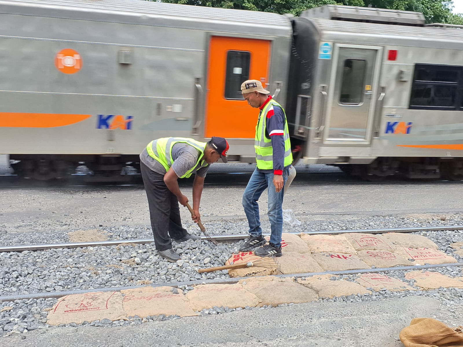 KAI Daop 3 Cirebon Perbaiki Geometri Perlintasan Sebidang untuk Tingkatkan Keselamatan Perjalanan Kereta Api