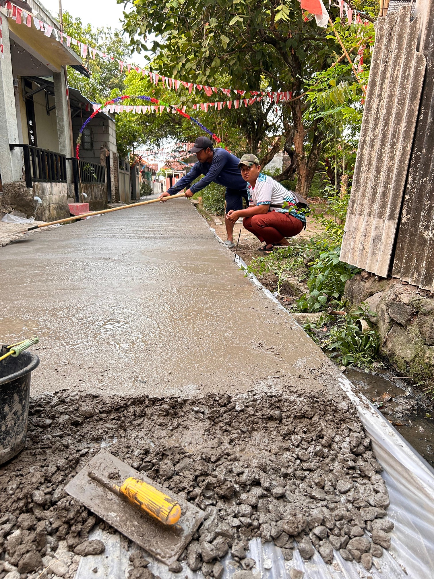 Pemdes Cisaat Cirebon Lakukan Rabat Beton Jalan Melalui Dana Desa 2025
