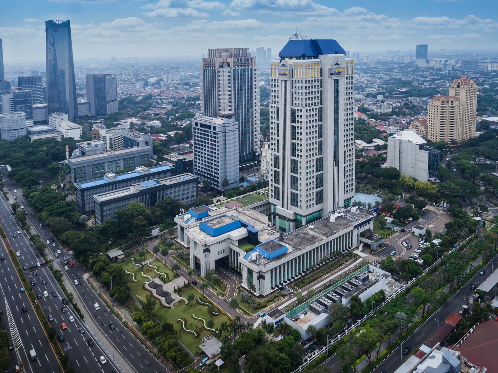 Takjub! Bank Mandiri Sabet Gelar Bank BUMN Nomor 1 versi Forbes, Bank Komersial Terbaik 