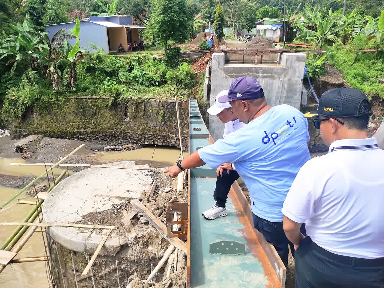 Video Viral, Detik-detik Kontruksi Jembatan Cijemit Dihantam  Banjir Bandang